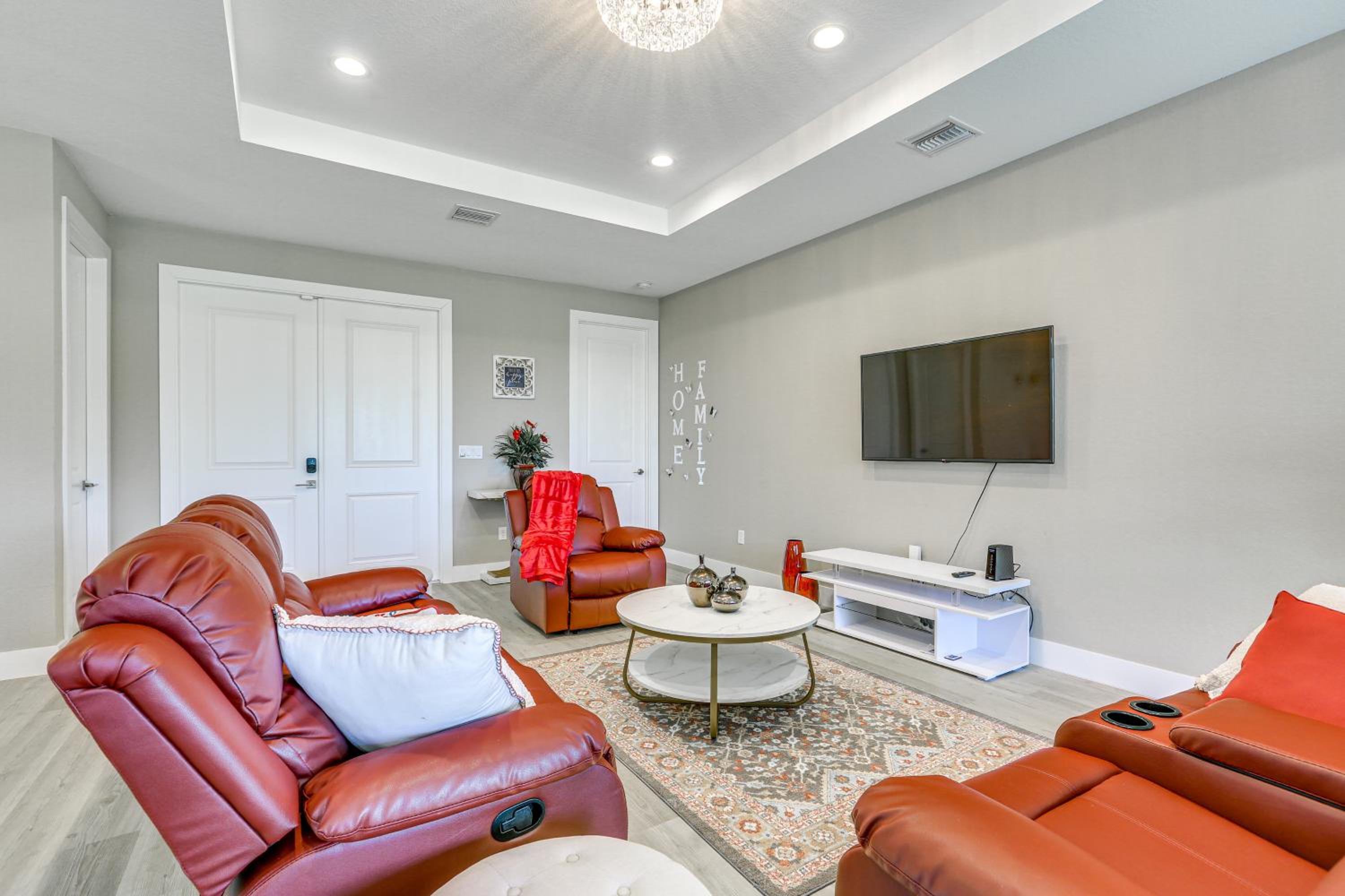 Quiet Naples Escape with Patio by Golfing and Parks