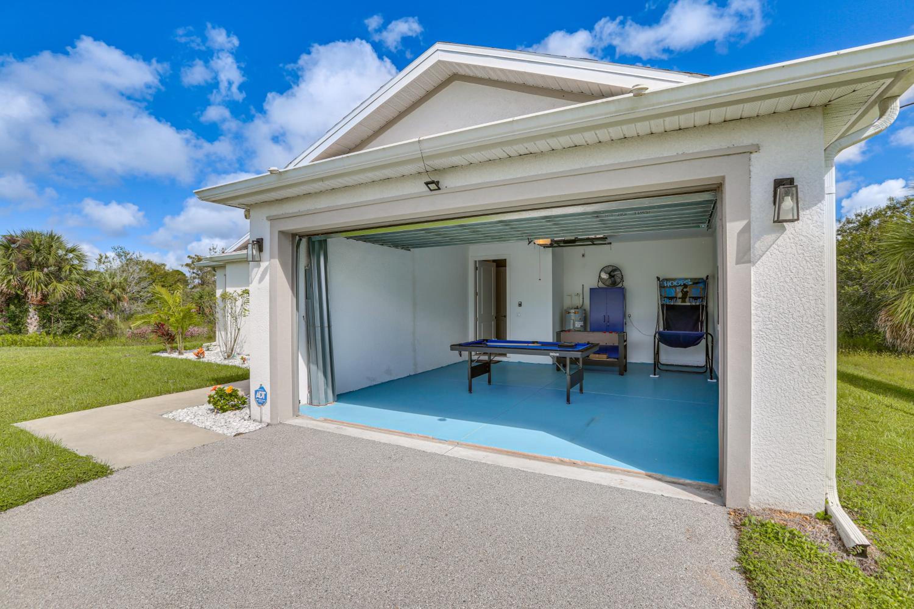 Quiet Naples Escape with Patio by Golfing and Parks
