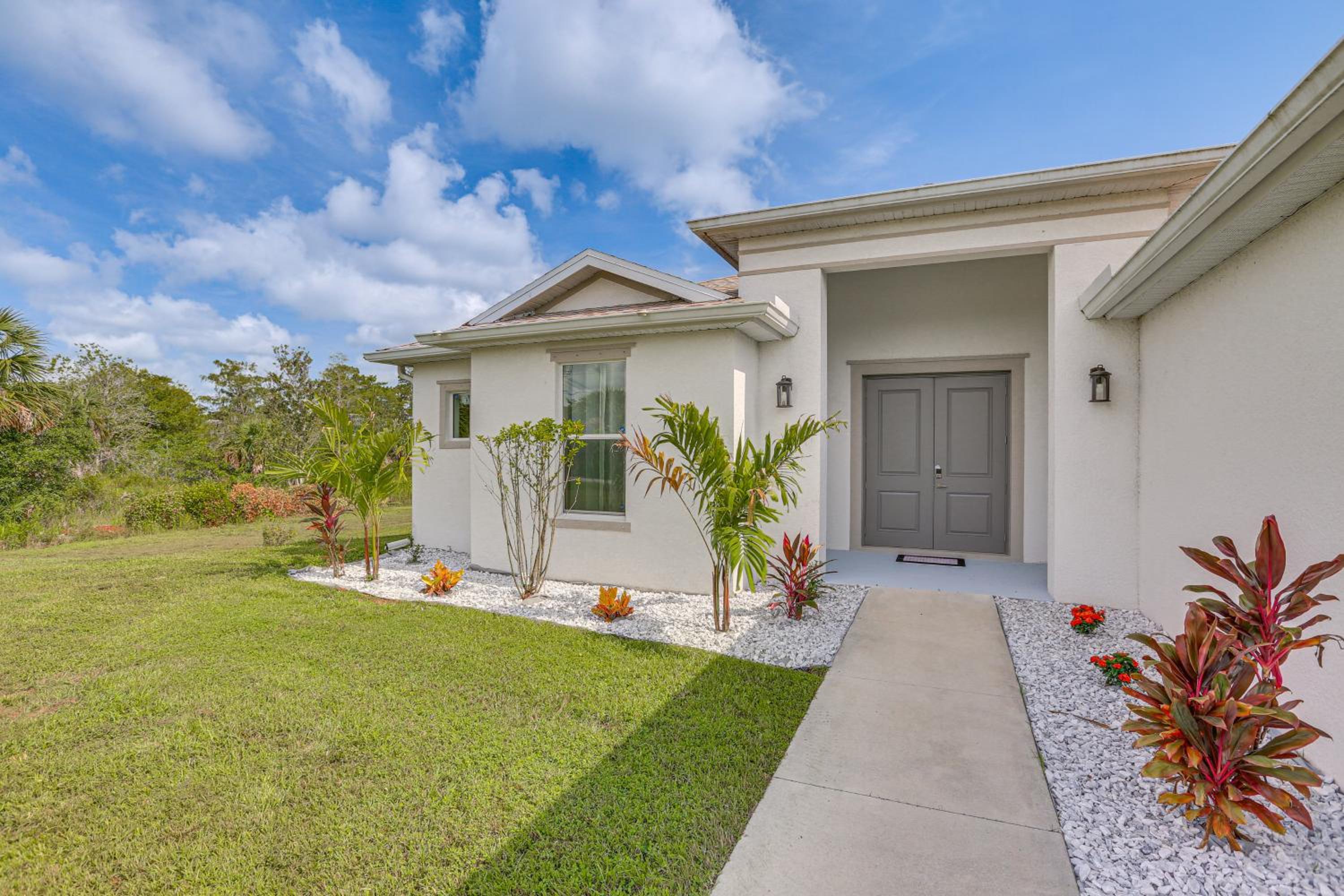 Quiet Naples Escape with Patio by Golfing and Parks