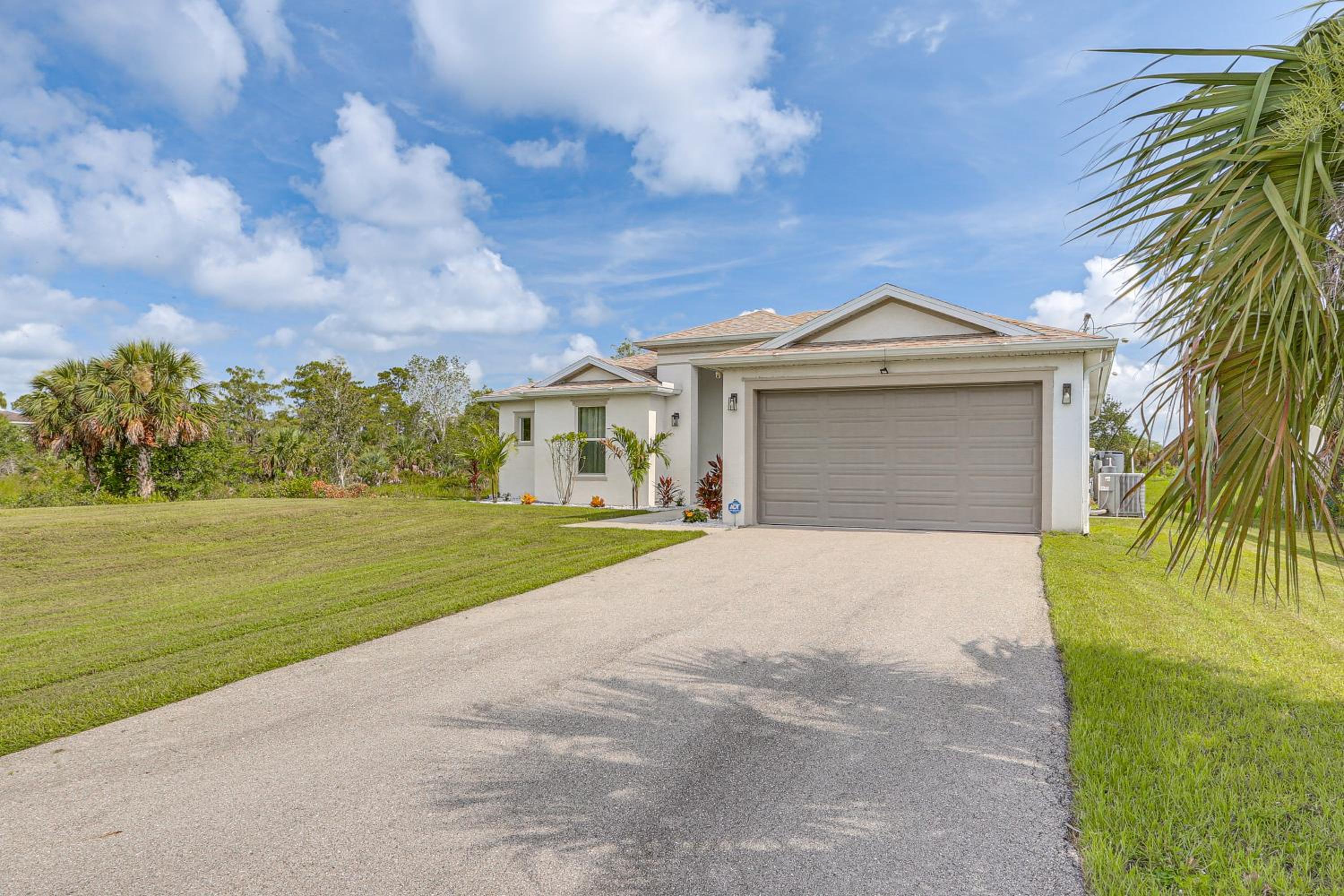 Quiet Naples Escape with Patio by Golfing and Parks