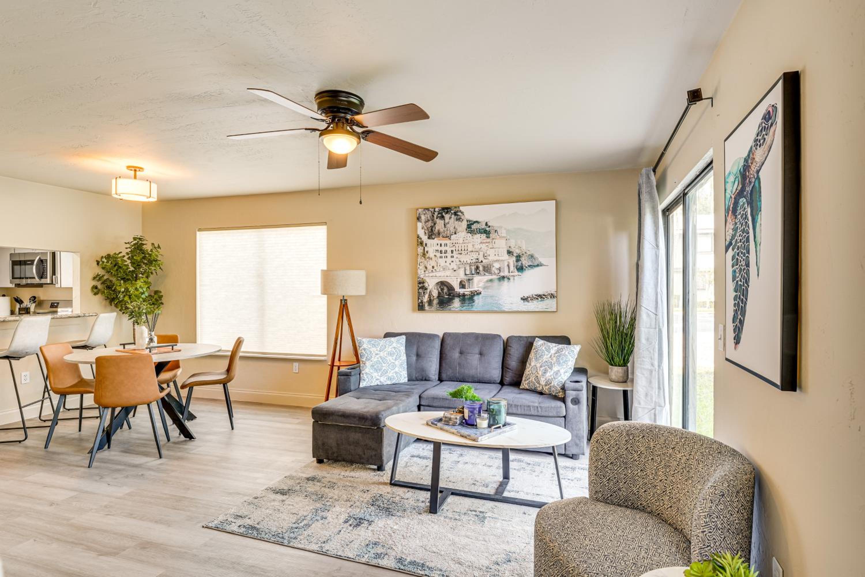 2 Mi to UF Campus Modern Condo with Pool Access!