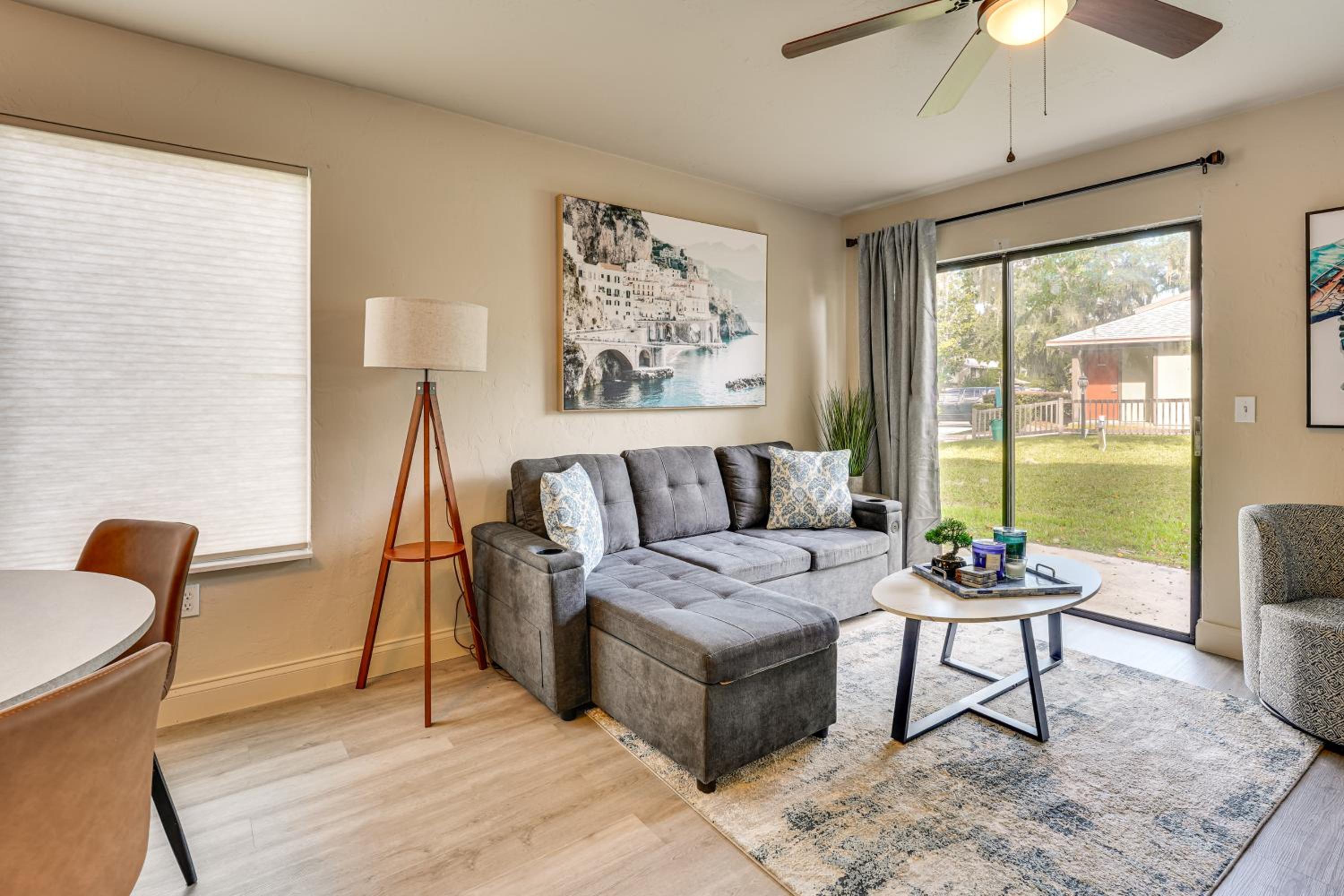 2 Mi to UF Campus Modern Condo with Pool Access!