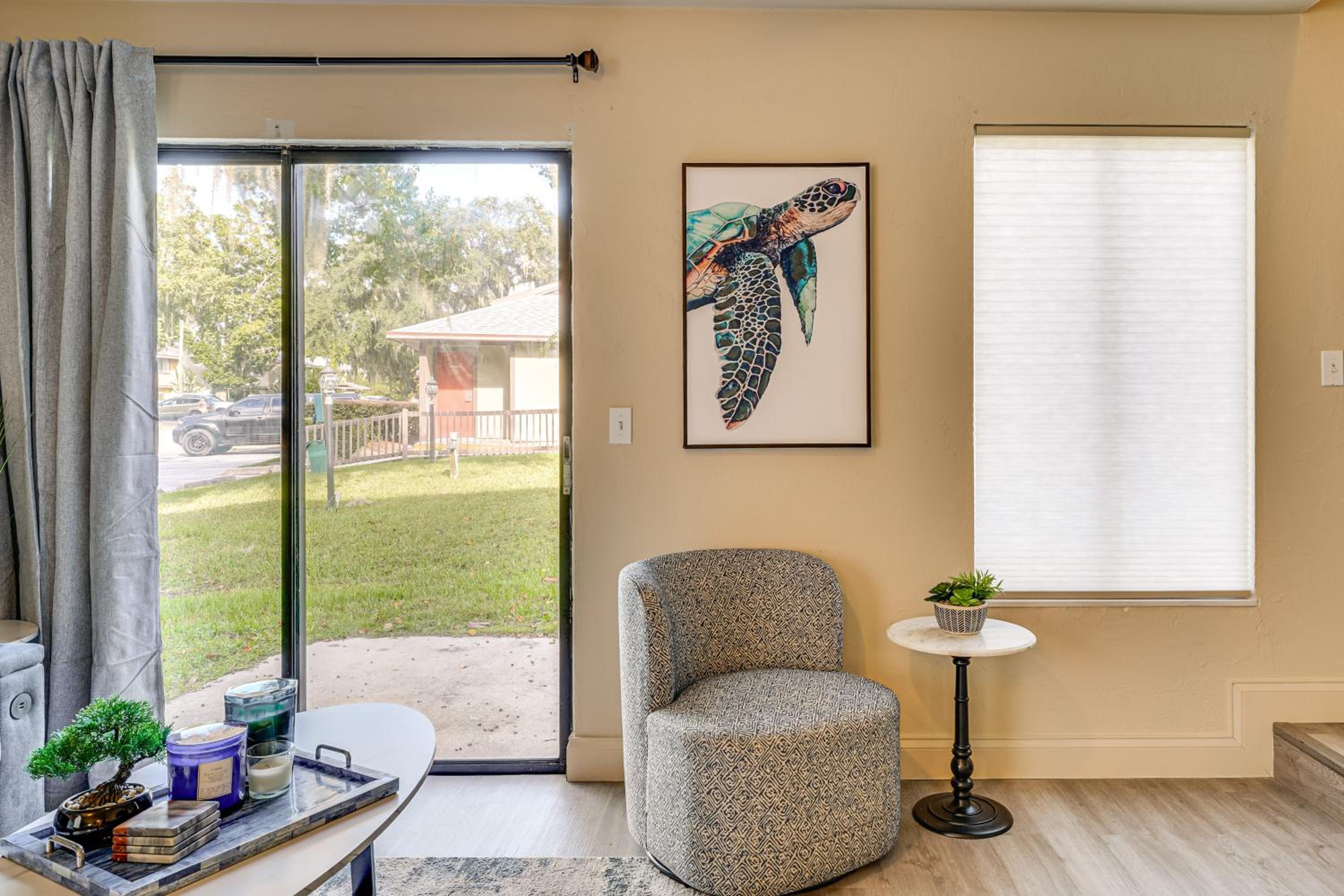 2 Mi to UF Campus Modern Condo with Pool Access!