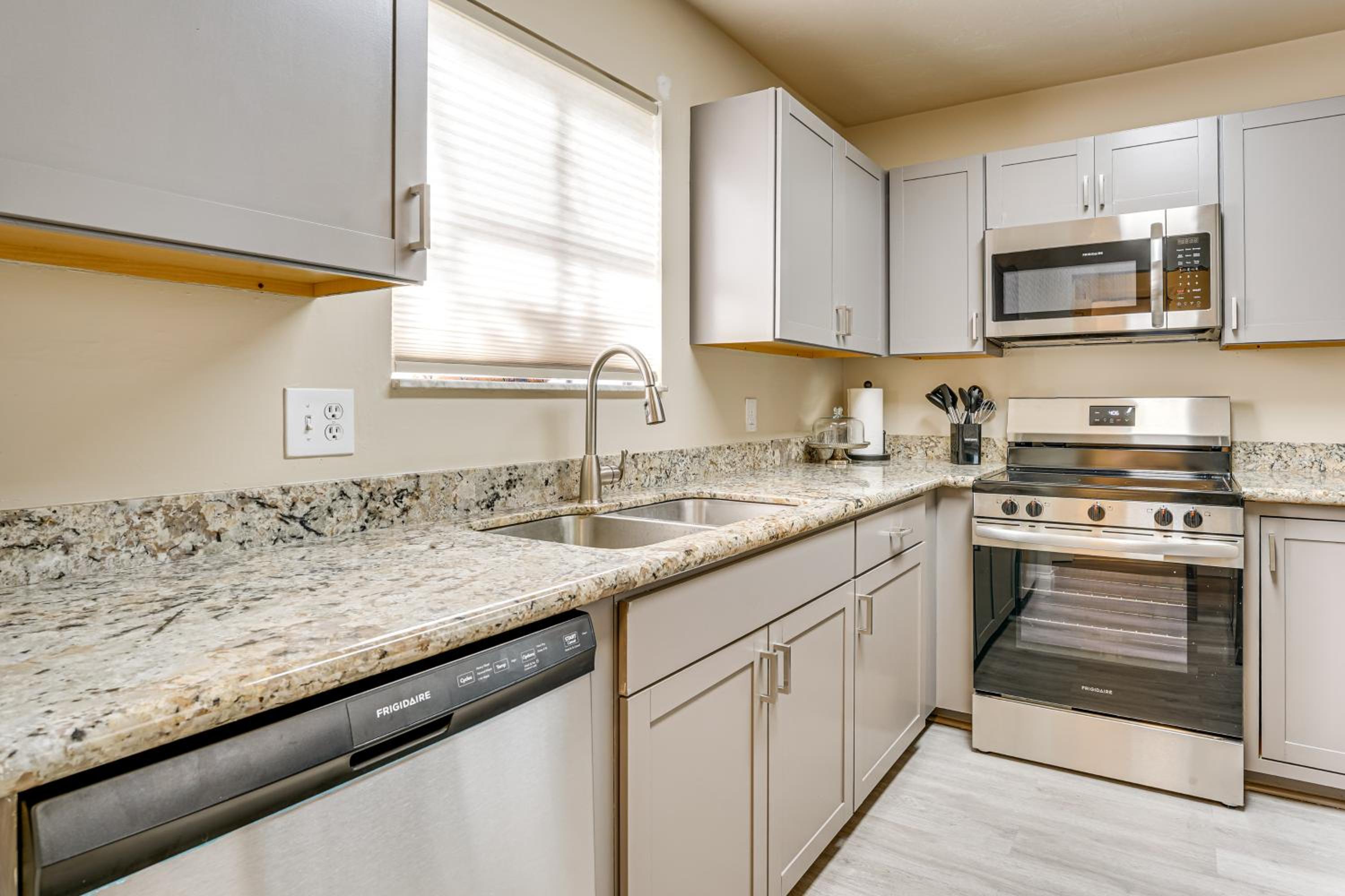2 Mi to UF Campus Modern Condo with Pool Access!