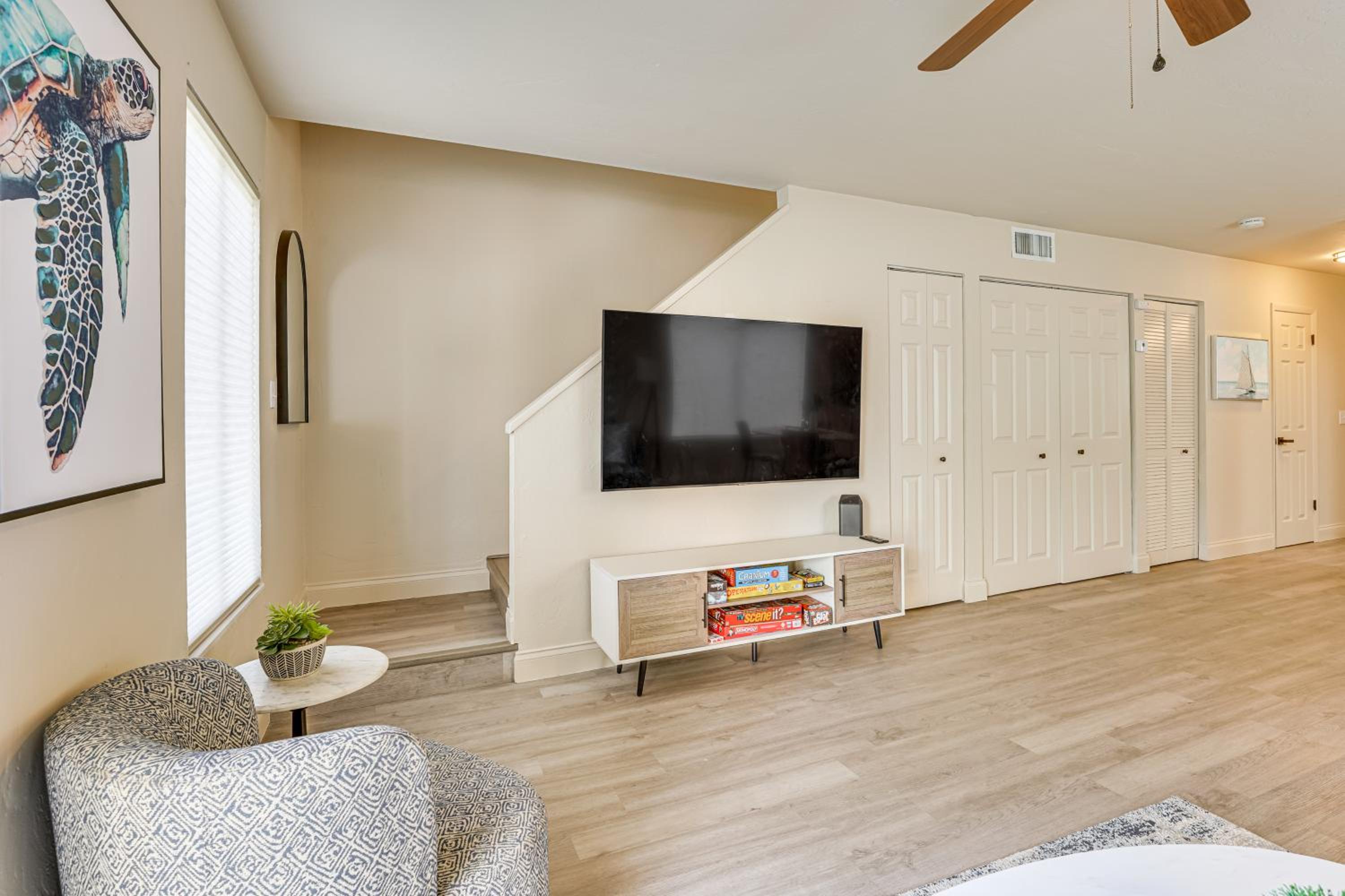 2 Mi to UF Campus Modern Condo with Pool Access!