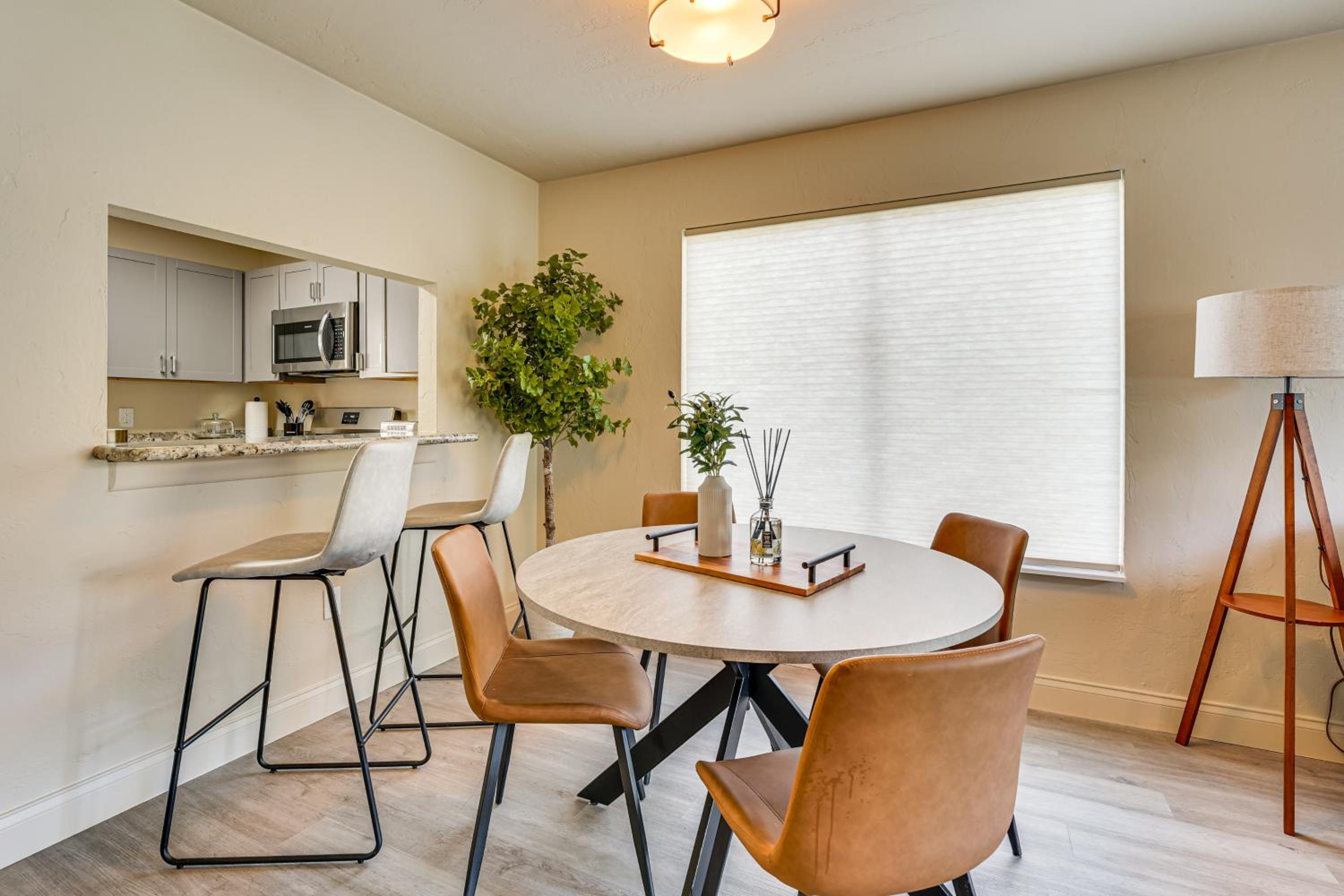 2 Mi to UF Campus Modern Condo with Pool Access!