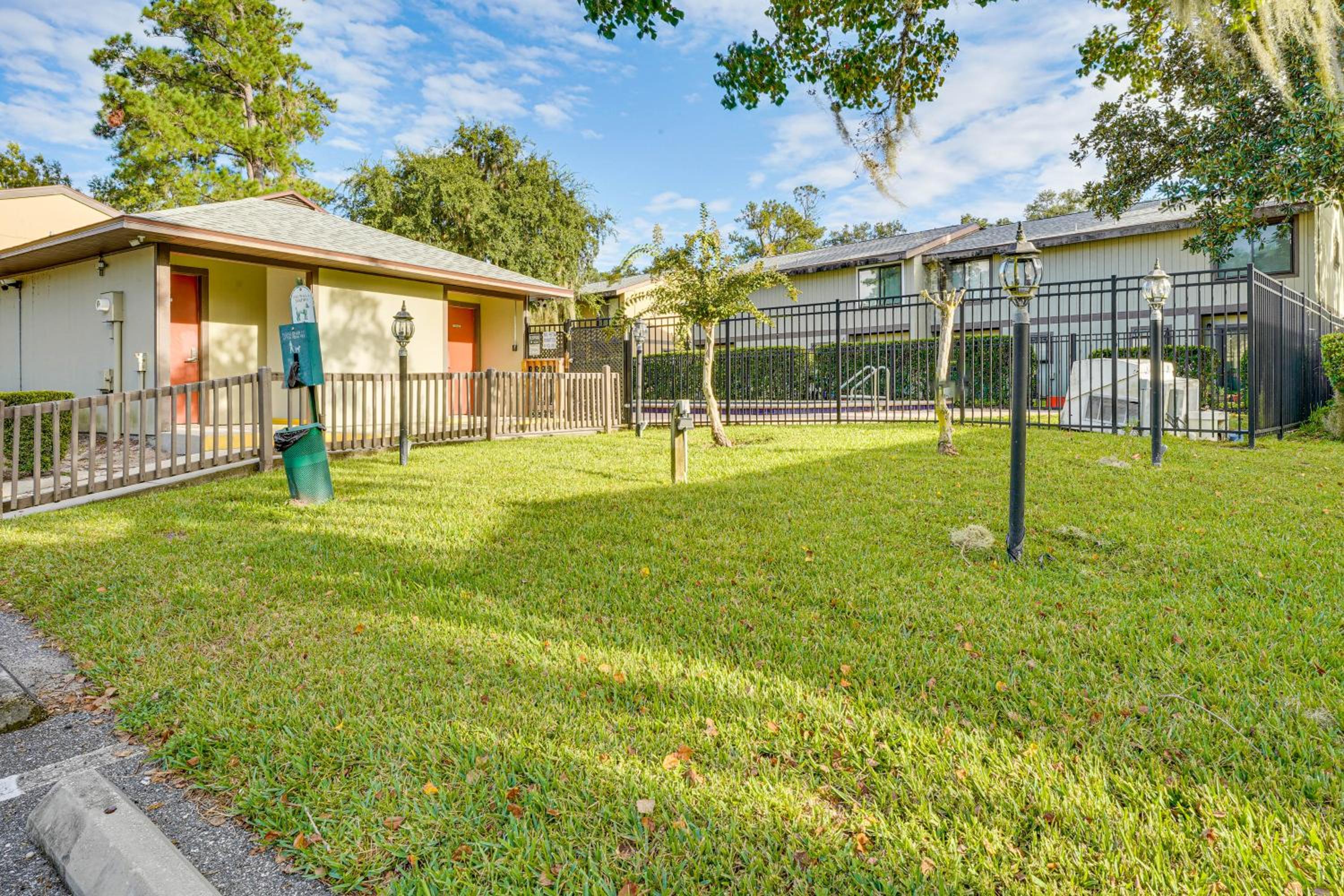 2 Mi to UF Campus Modern Condo with Pool Access!