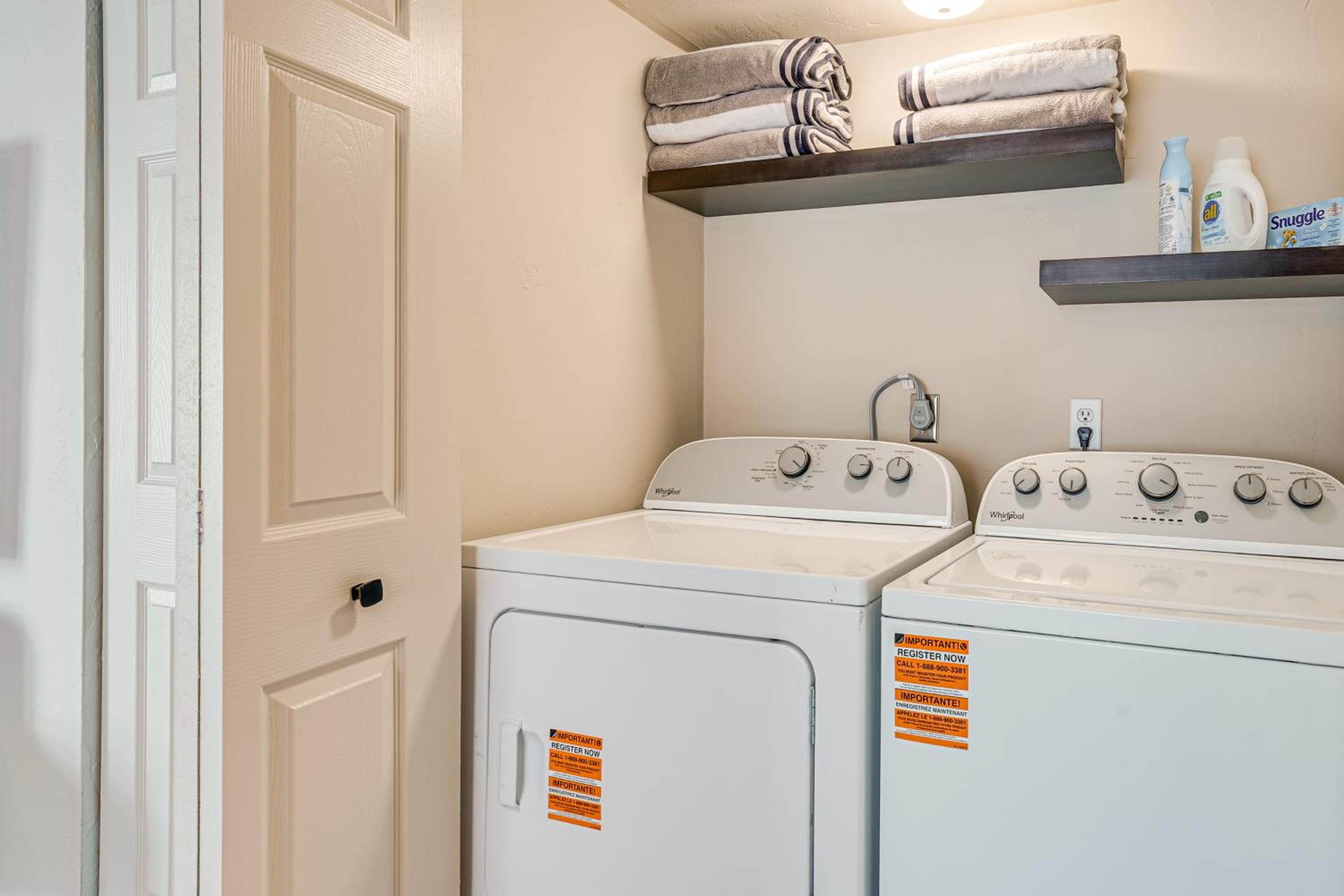 2 Mi to UF Campus Modern Condo with Pool Access!