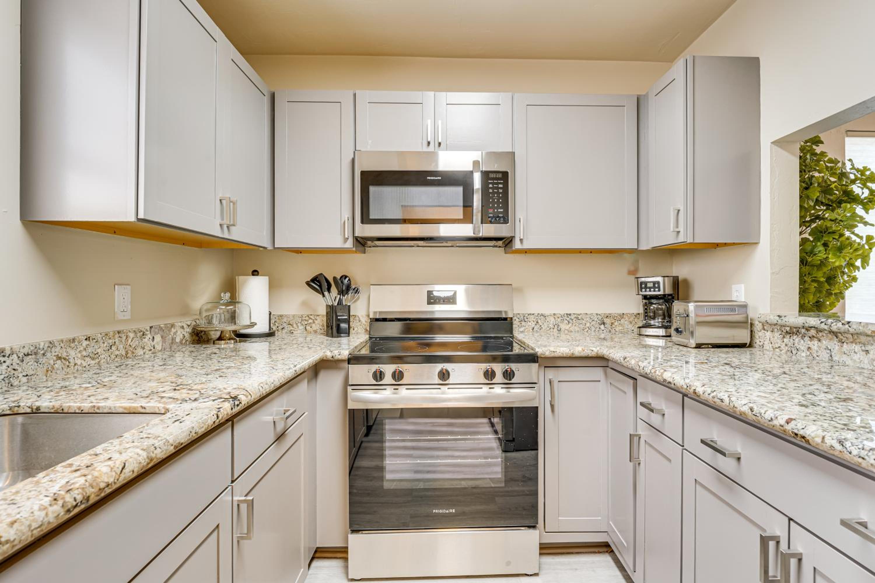 2 Mi to UF Campus Modern Condo with Pool Access!