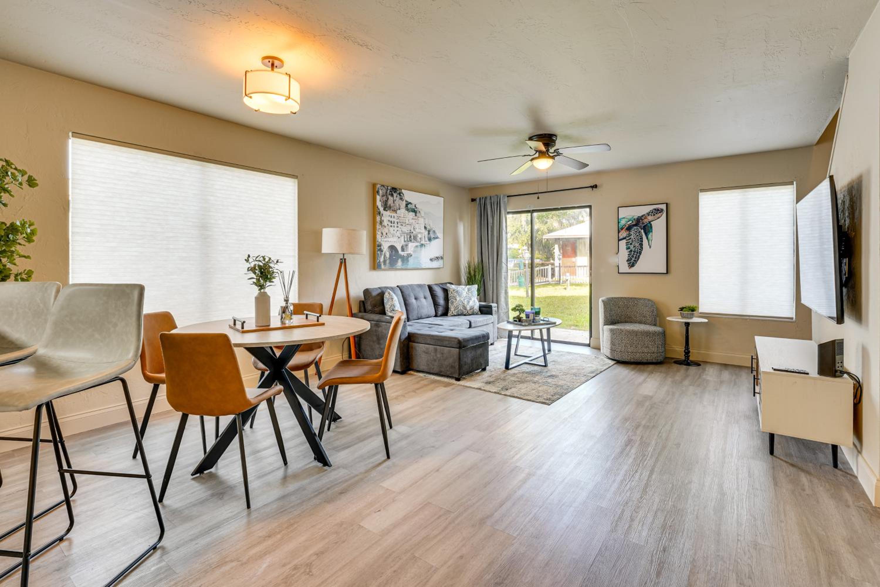 2 Mi to UF Campus Modern Condo with Pool Access!