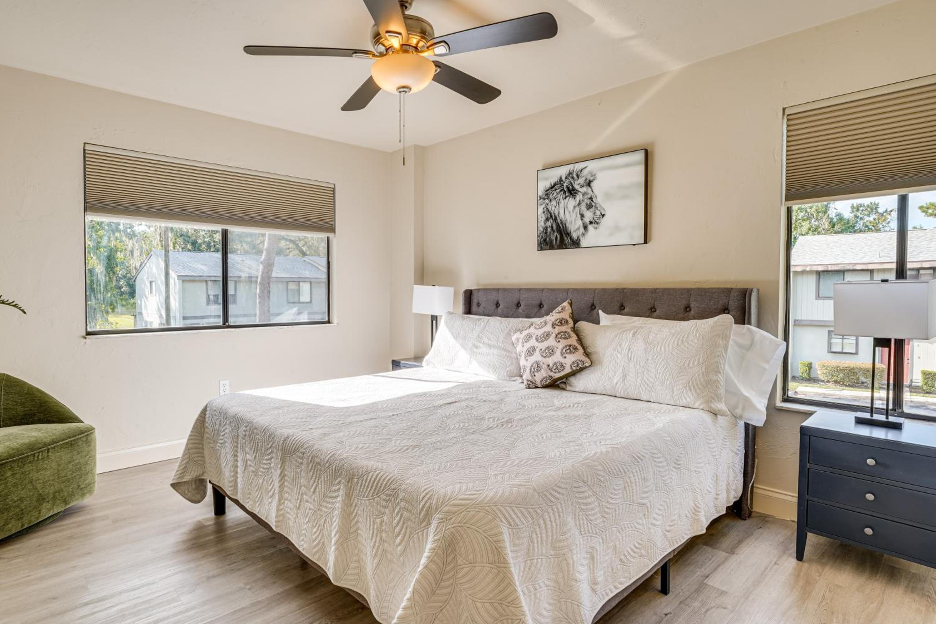 2 Mi to UF Campus Modern Condo with Pool Access!
