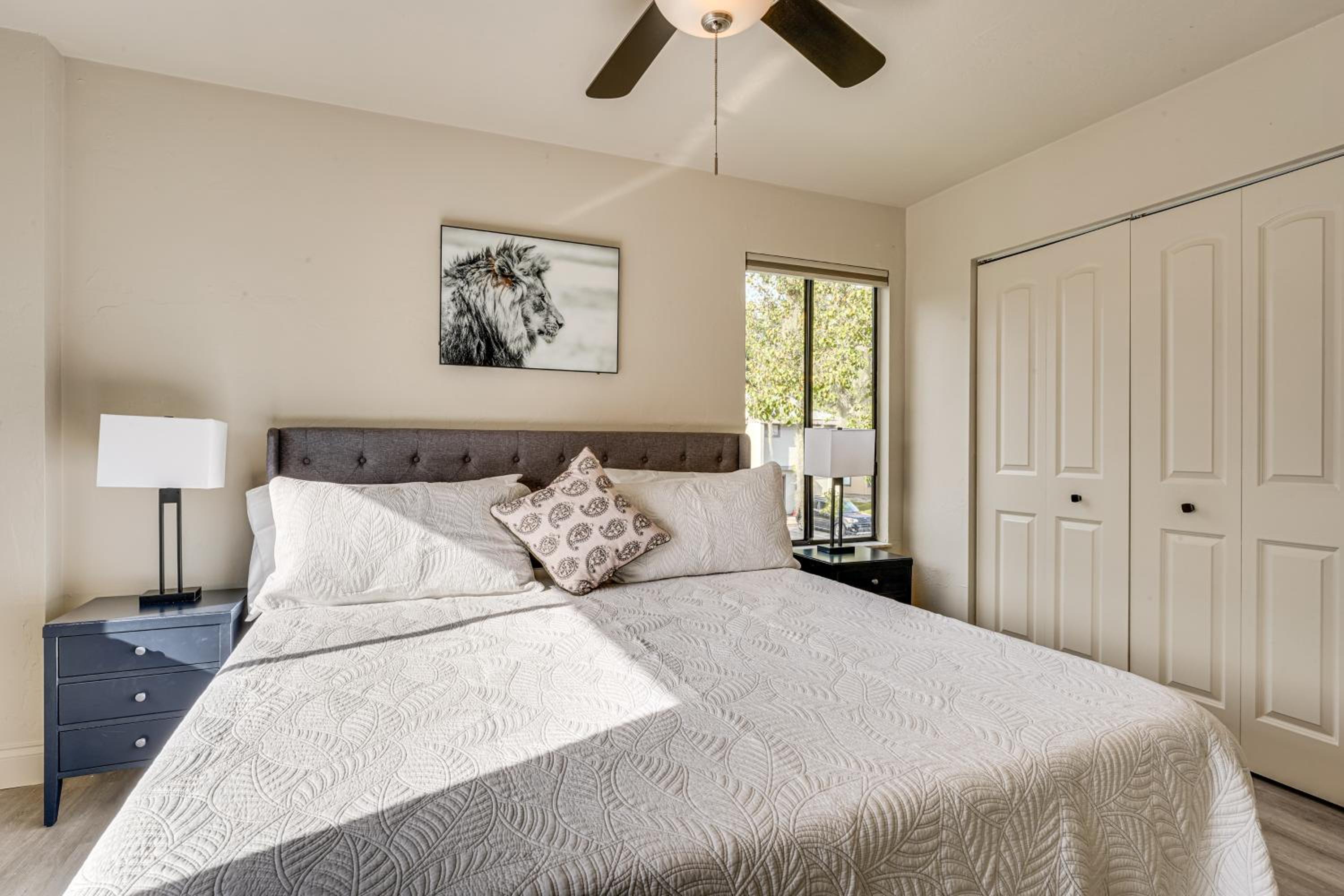 2 Mi to UF Campus Modern Condo with Pool Access!