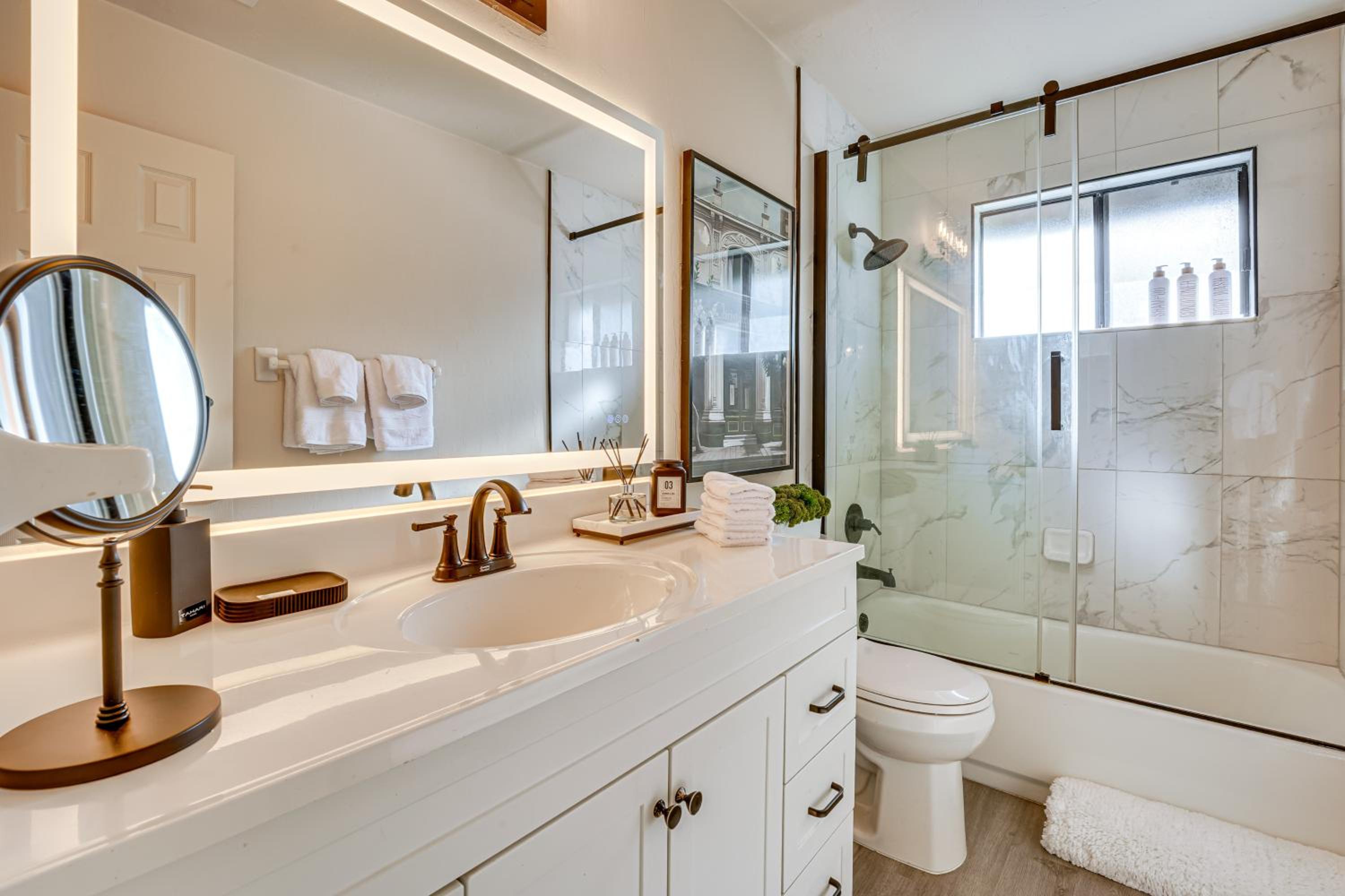 2 Mi to UF Campus Modern Condo with Pool Access!