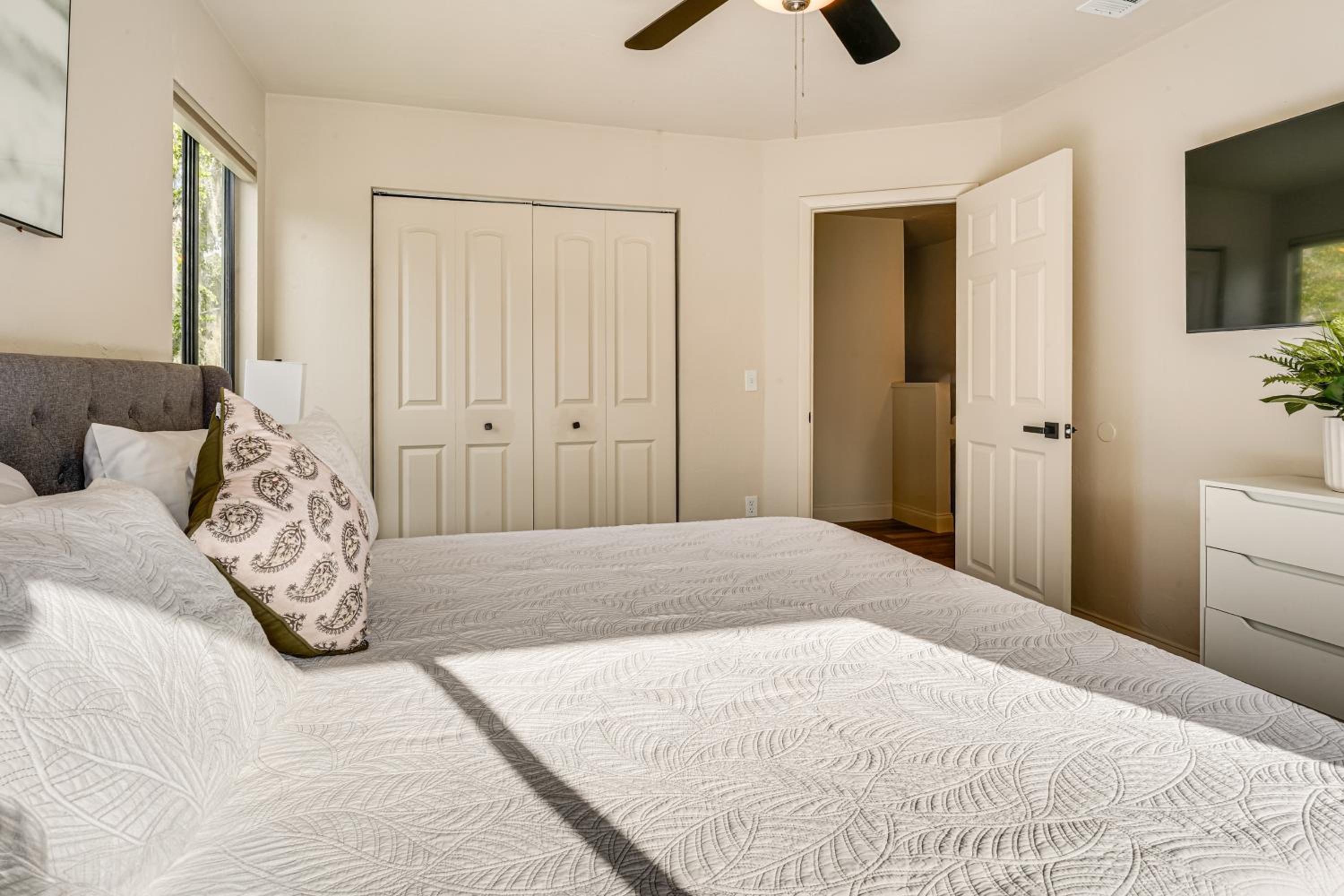 2 Mi to UF Campus Modern Condo with Pool Access!