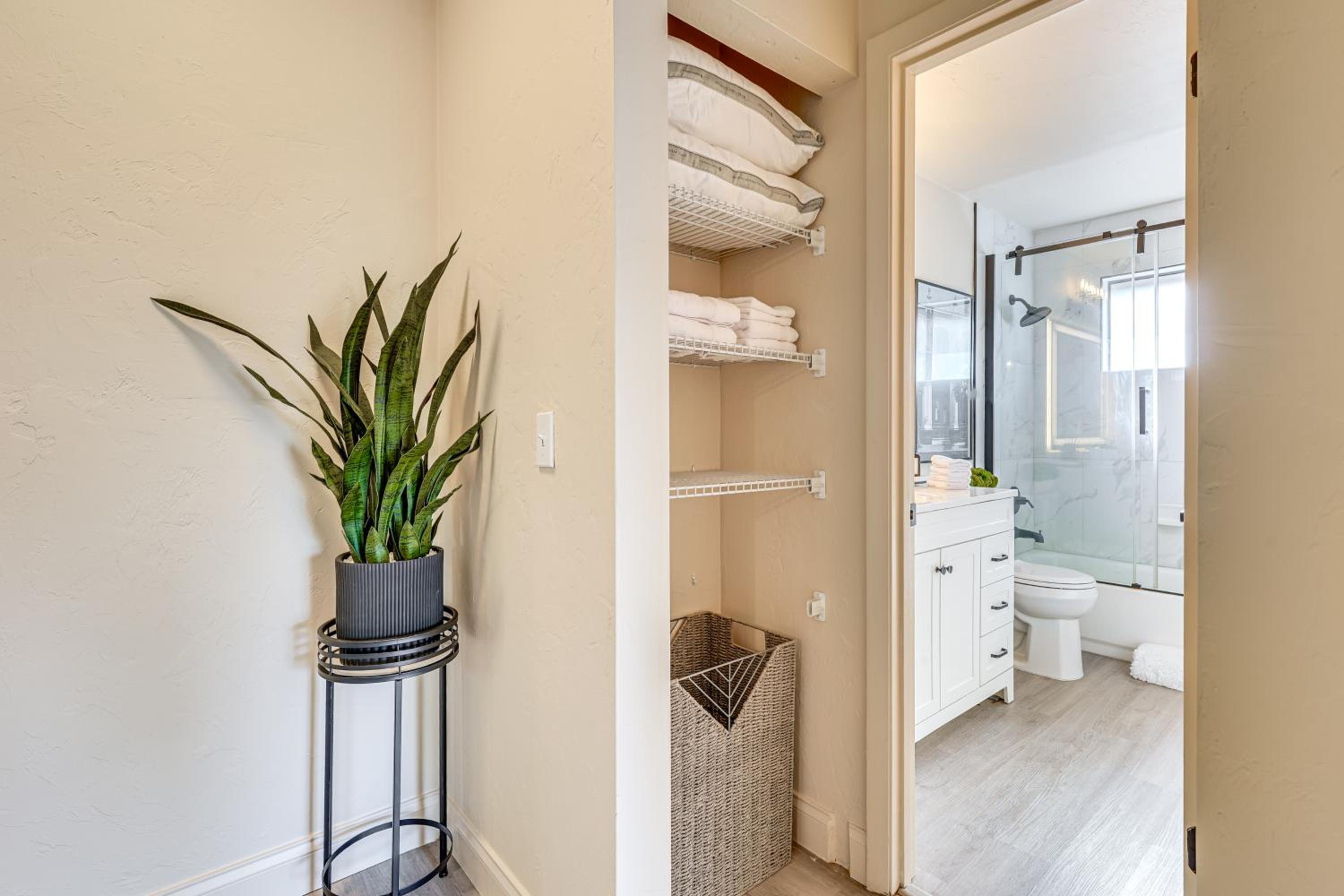 2 Mi to UF Campus Modern Condo with Pool Access!