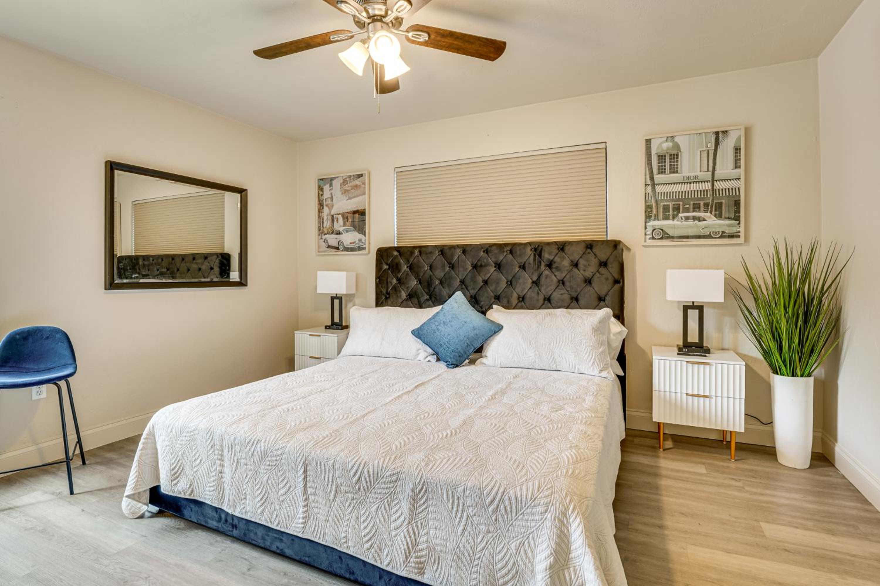 2 Mi to UF Campus Modern Condo with Pool Access!