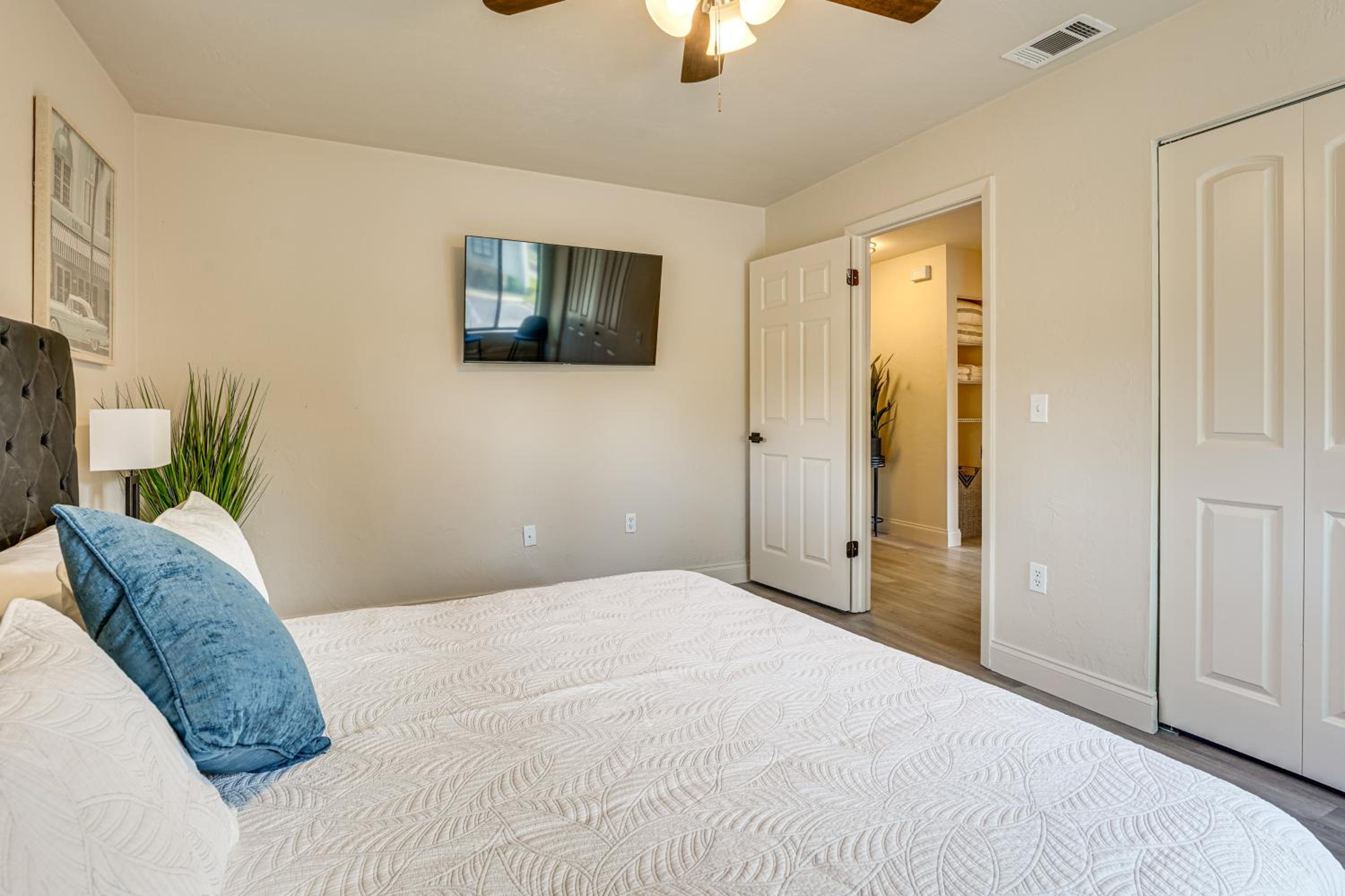 2 Mi to UF Campus Modern Condo with Pool Access!