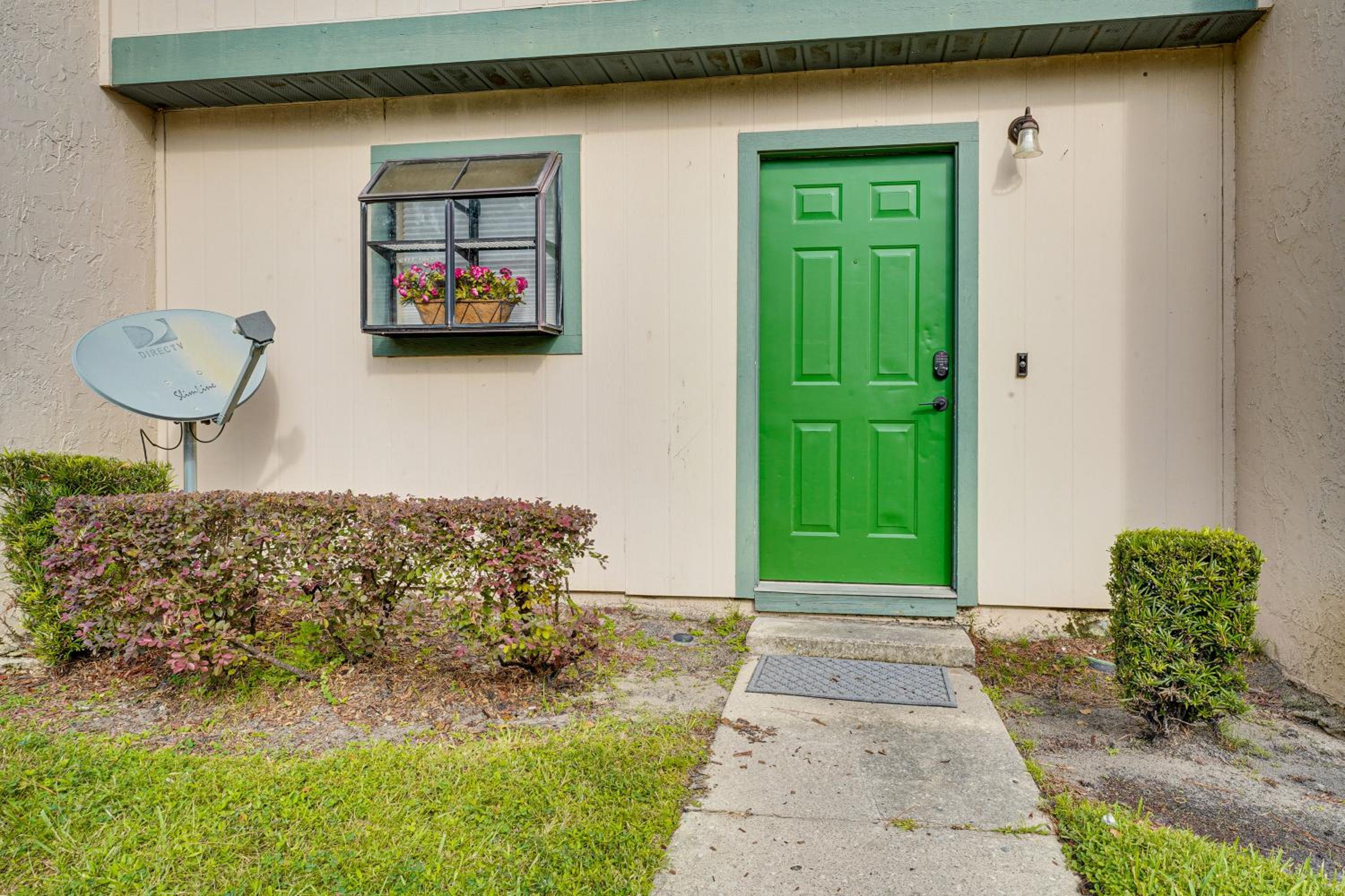 2 Mi to UF Campus Modern Condo with Pool Access!