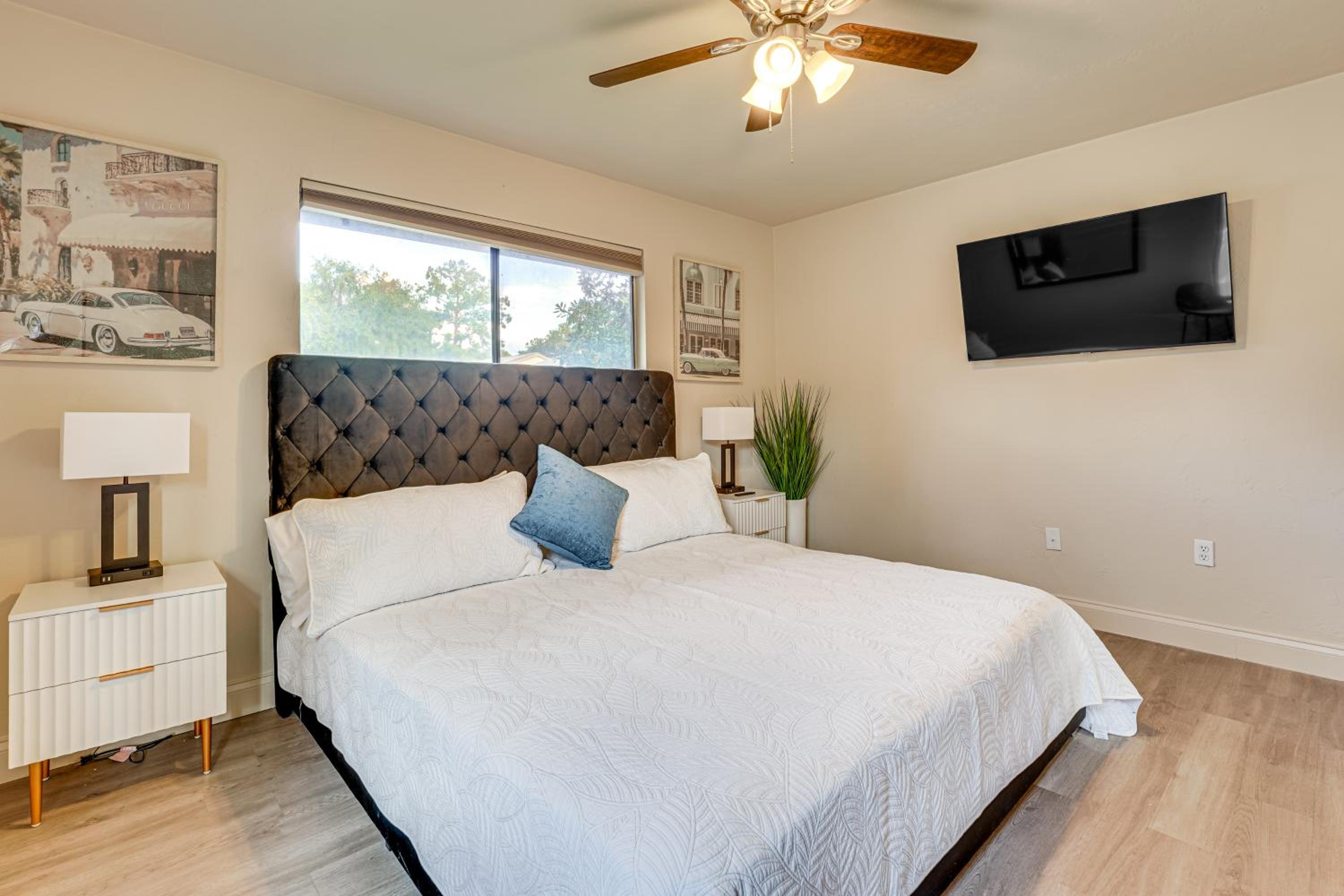 2 Mi to UF Campus Modern Condo with Pool Access!