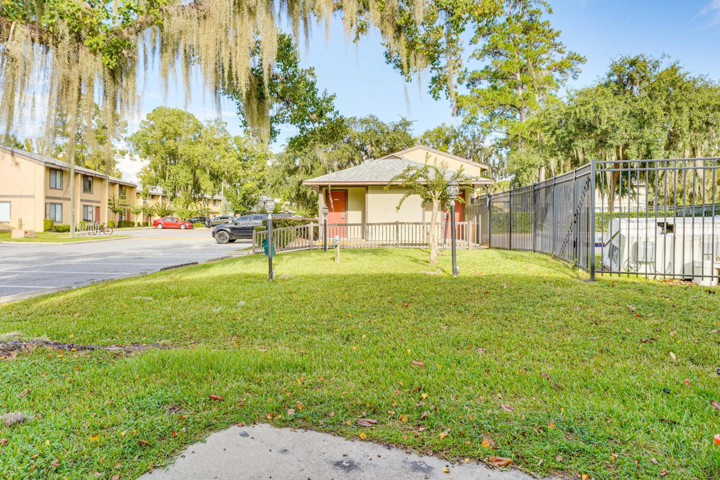 2 Mi to UF Campus Modern Condo with Pool Access!