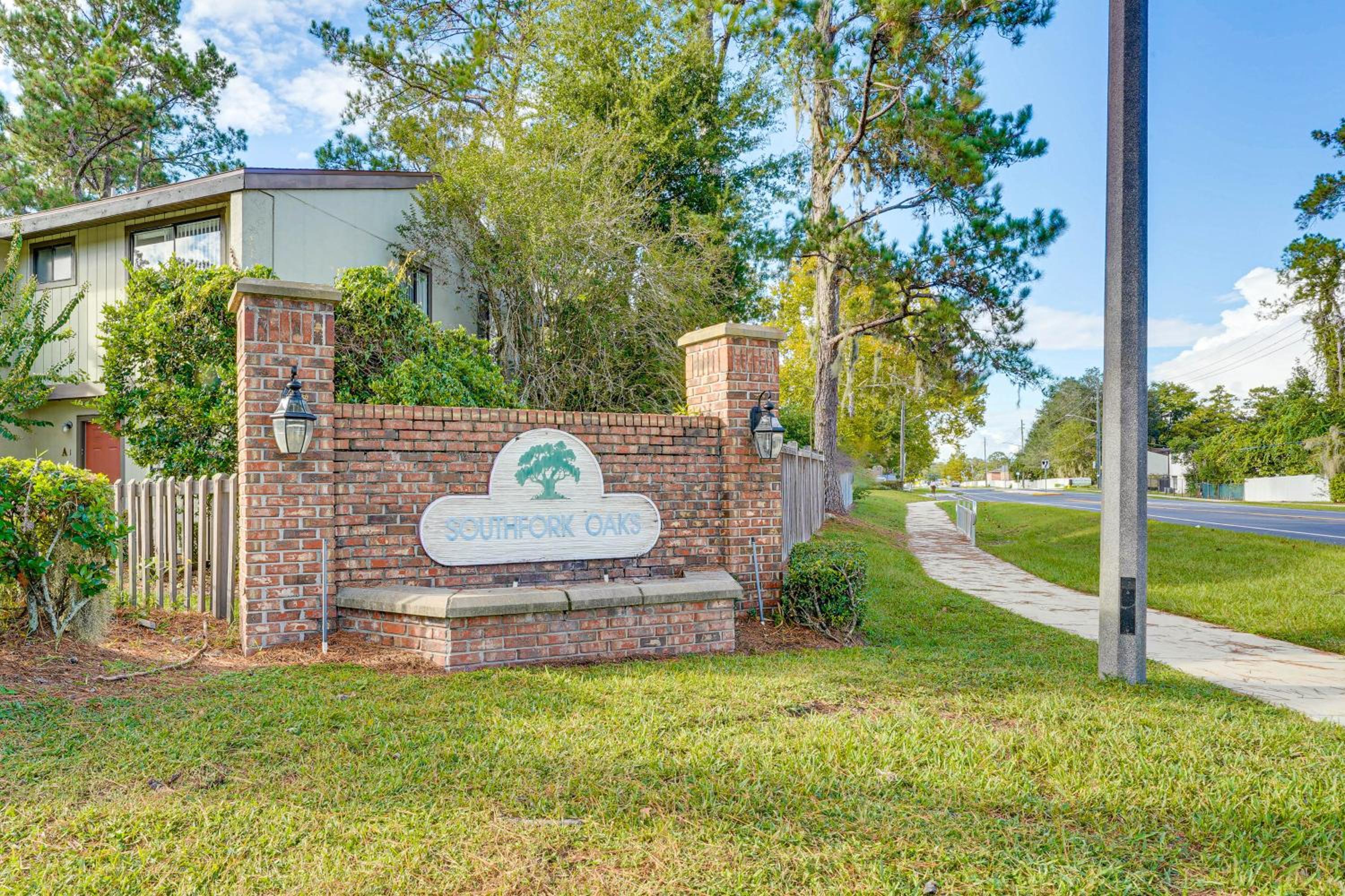2 Mi to UF Campus Modern Condo with Pool Access!