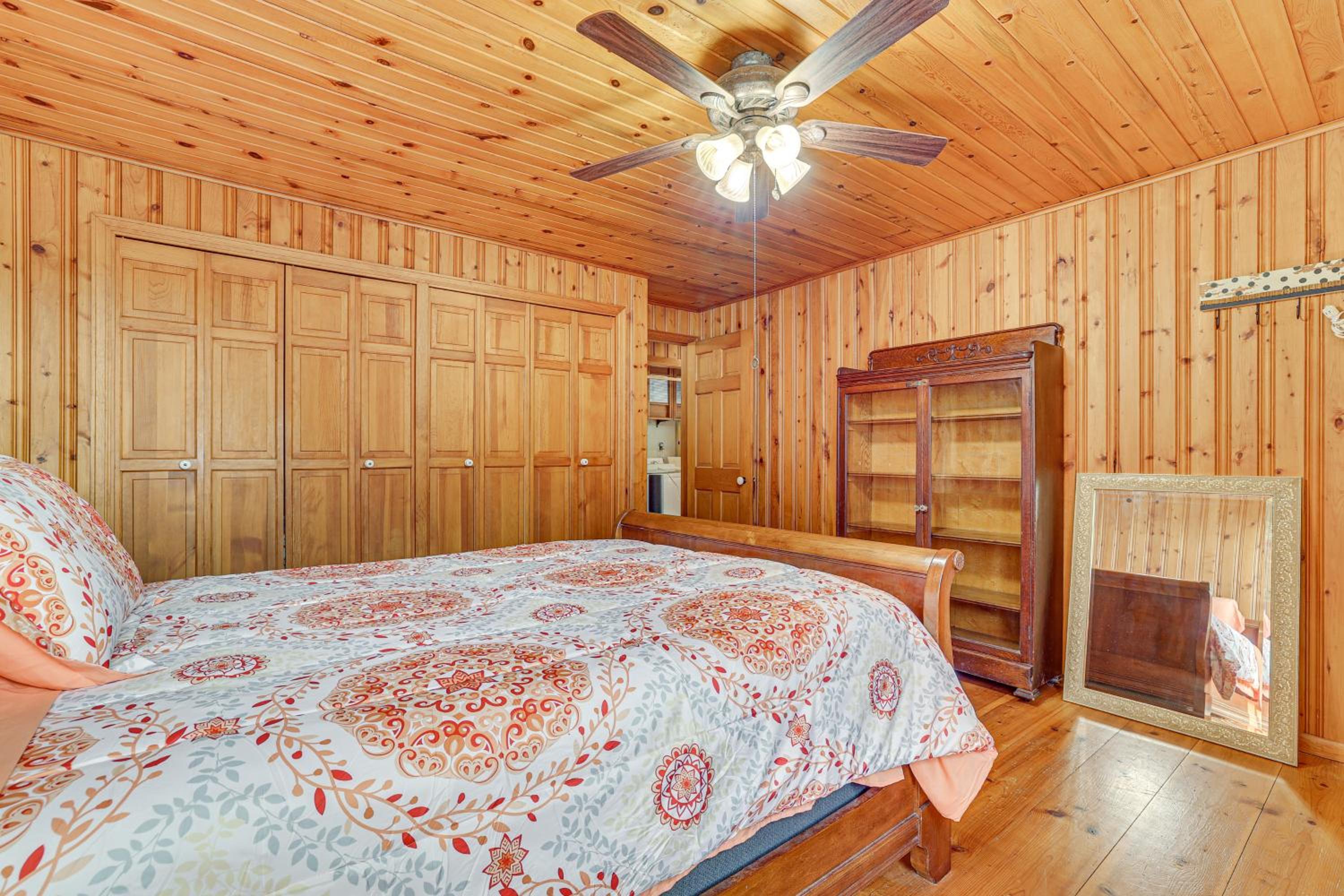 Near Mississippi River! Countryside Family Retreat