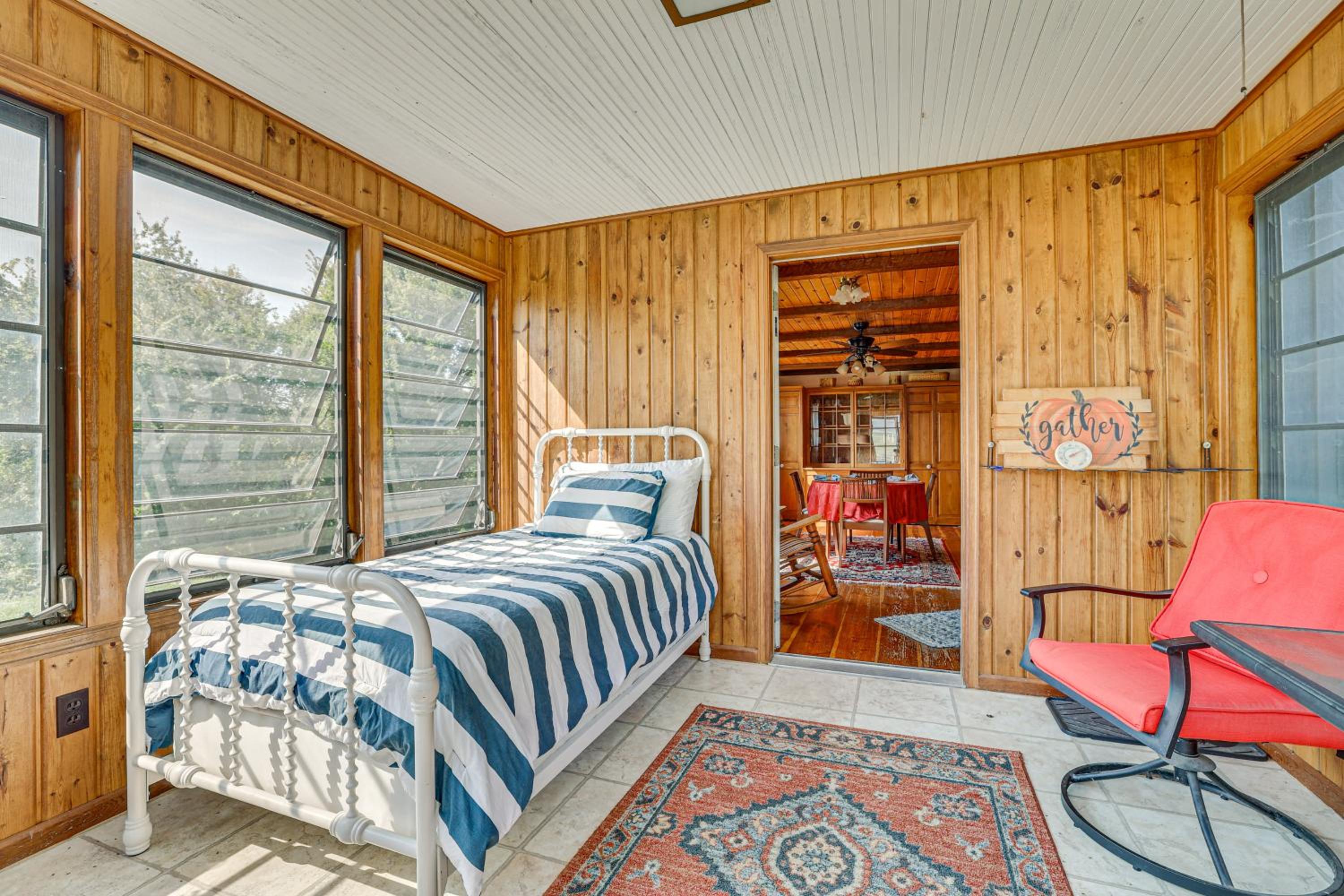 Near Mississippi River! Countryside Family Retreat