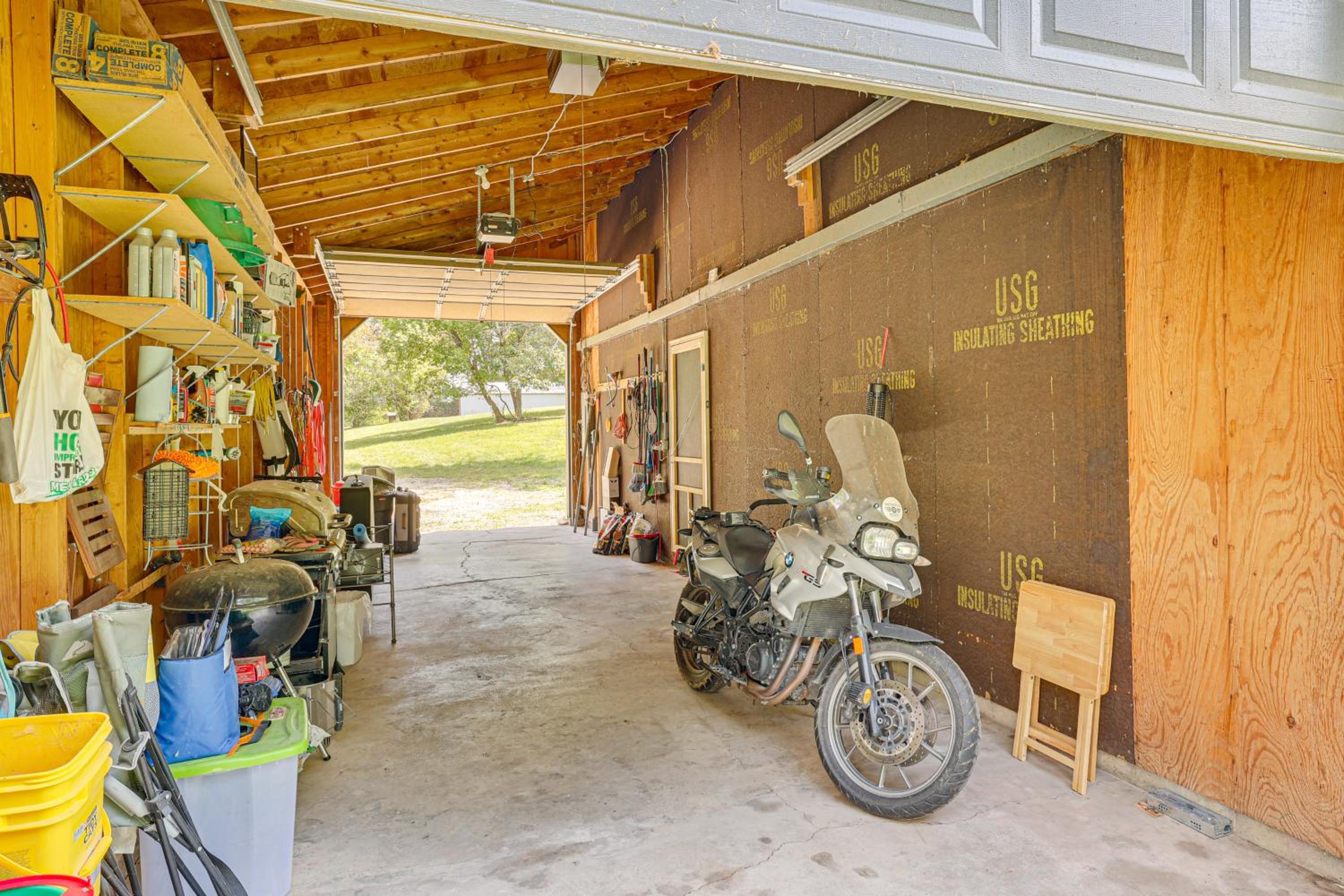 Near Mississippi River! Countryside Family Retreat