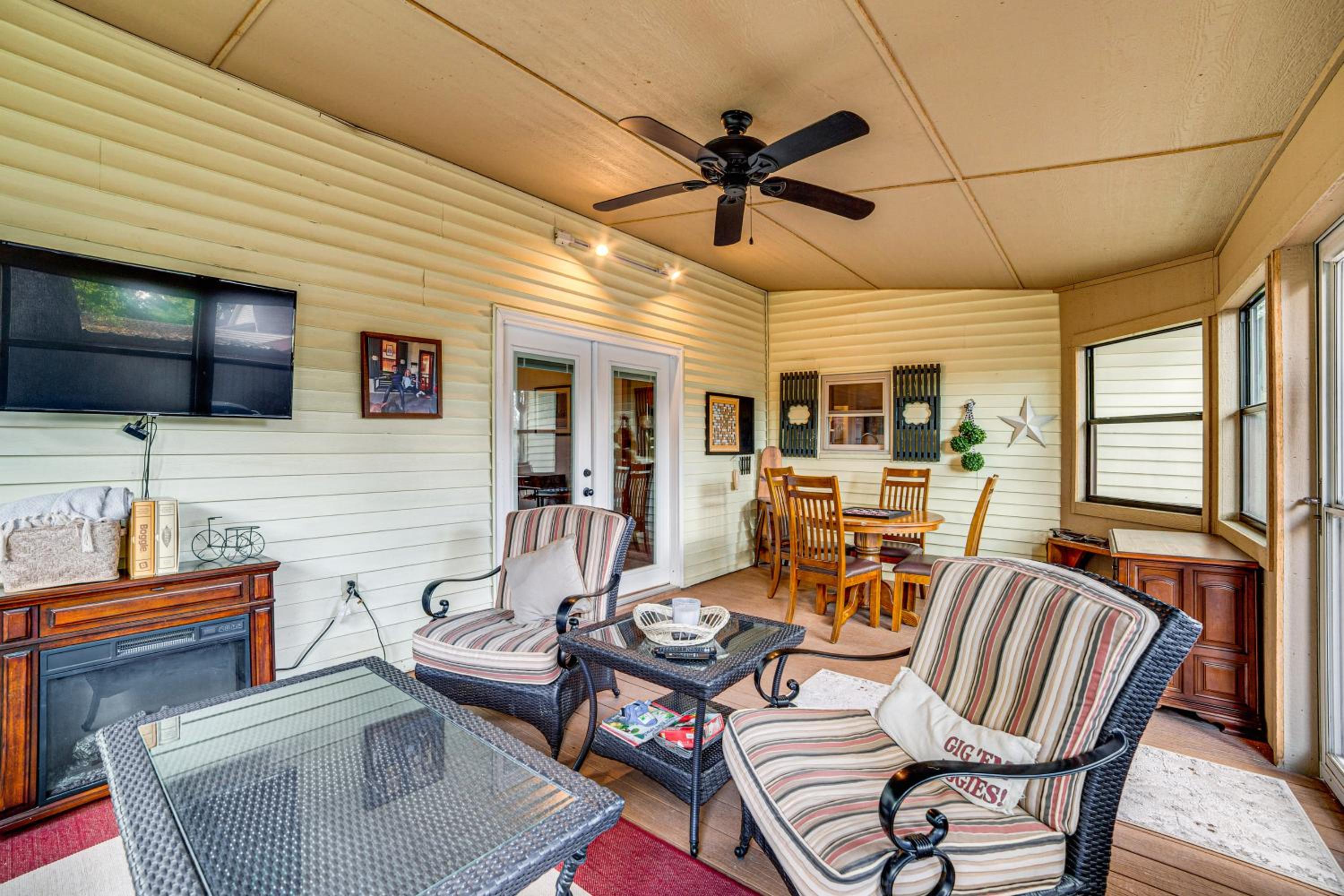 Walk to Downtown The Porch Swing Cottage