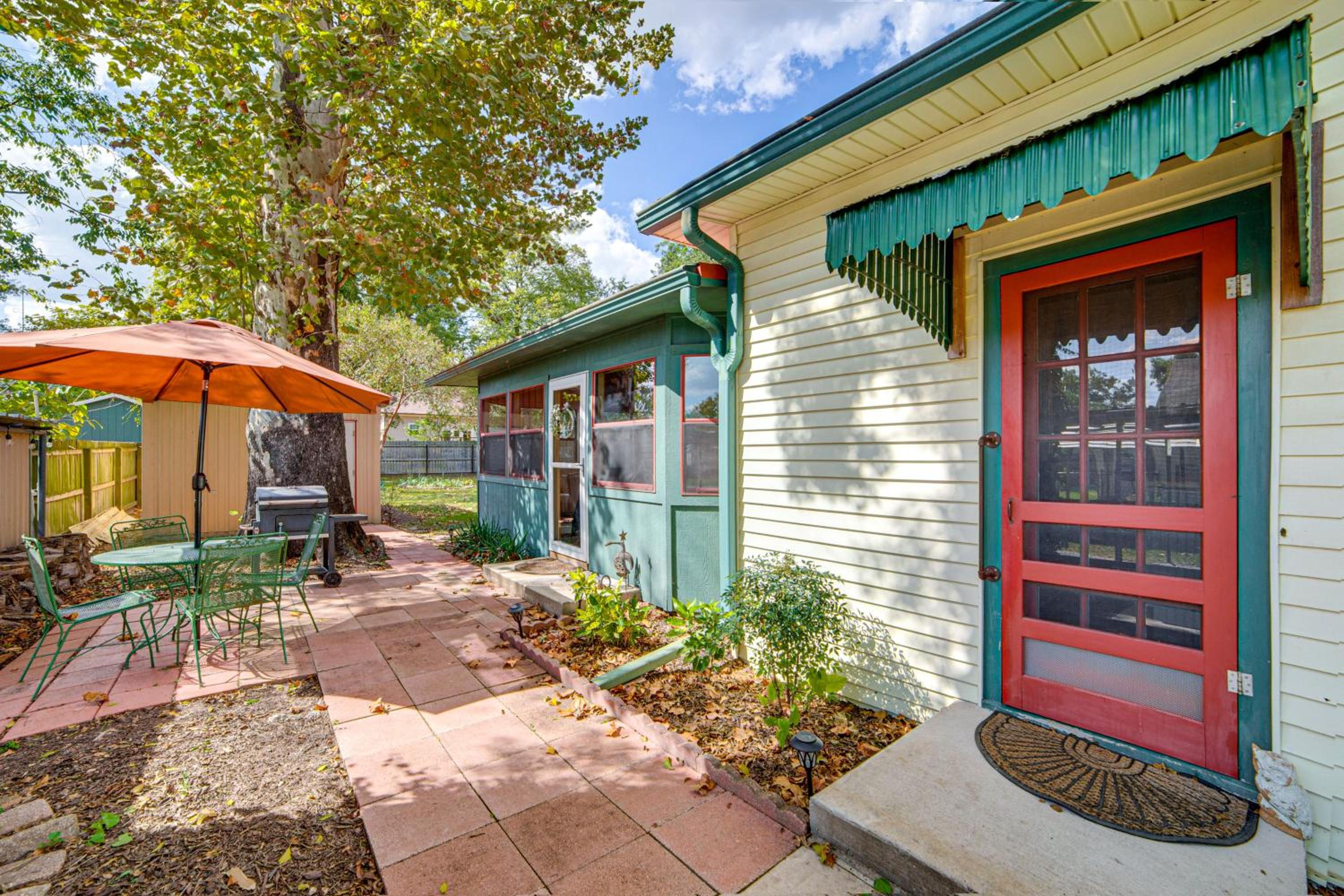 Walk to Downtown The Porch Swing Cottage
