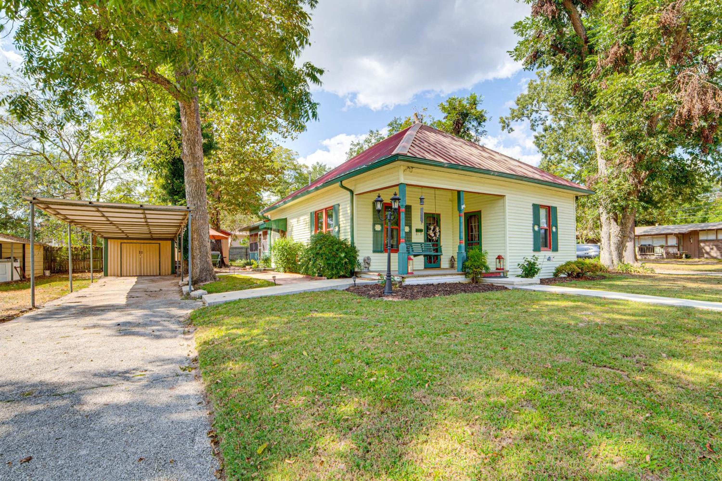 Walk to Downtown The Porch Swing Cottage