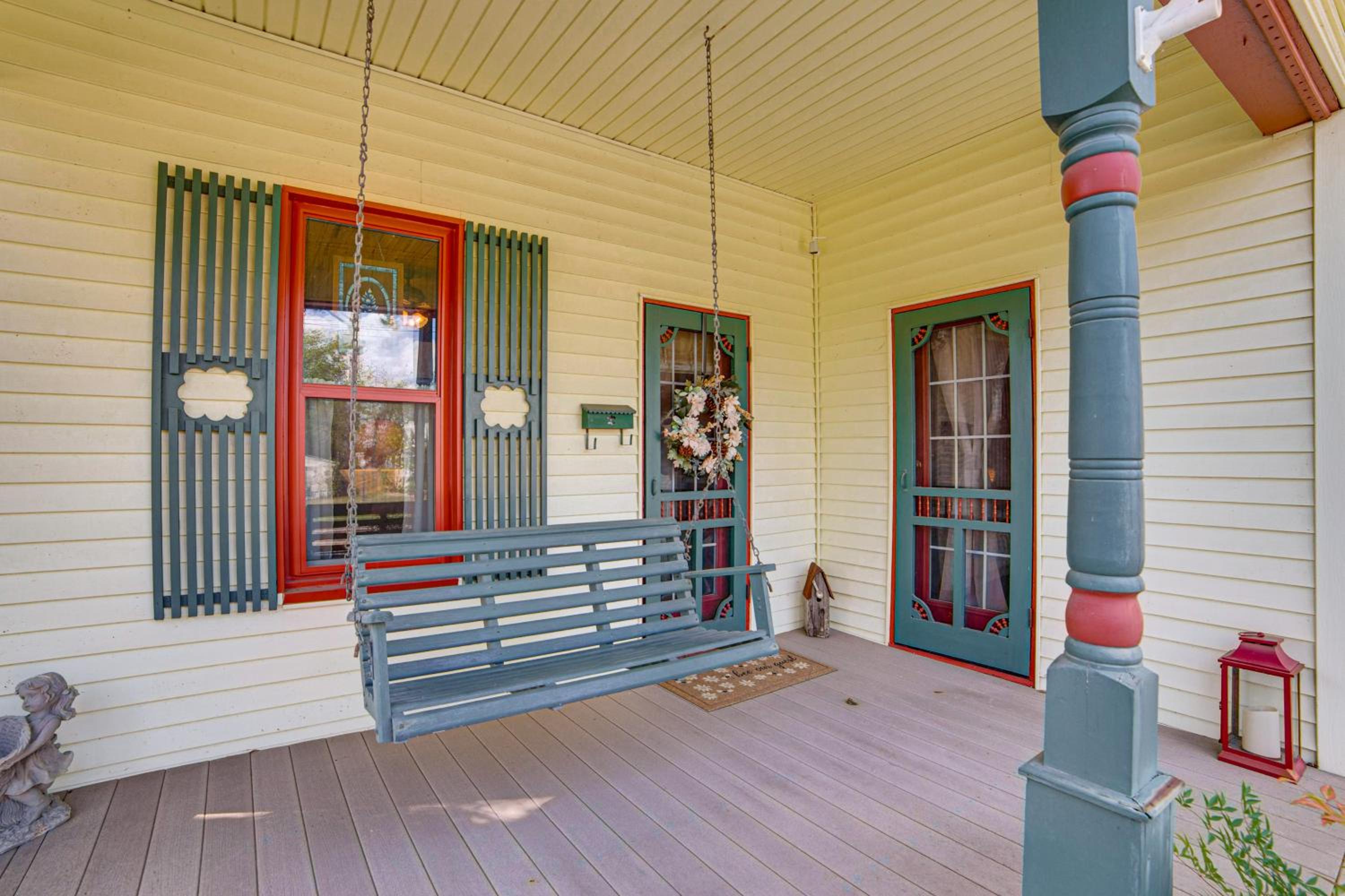 Walk to Downtown The Porch Swing Cottage