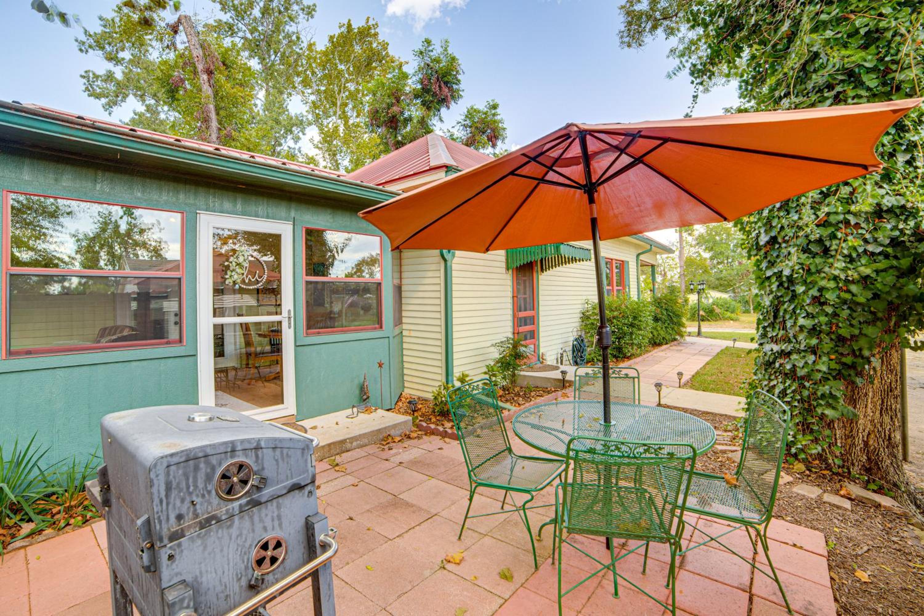 Walk to Downtown The Porch Swing Cottage