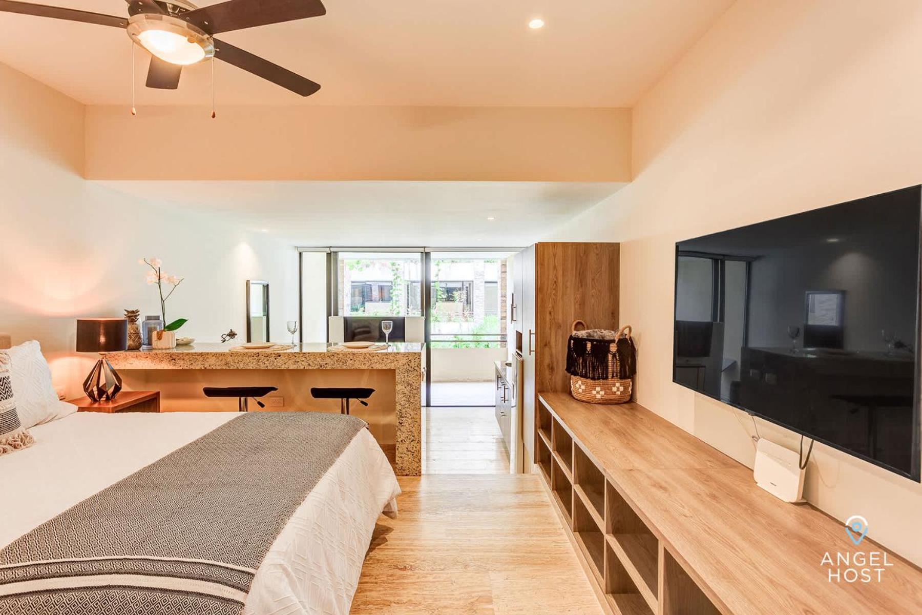 Chic Studio with Roof Pool & Gym Near 5th & Beach