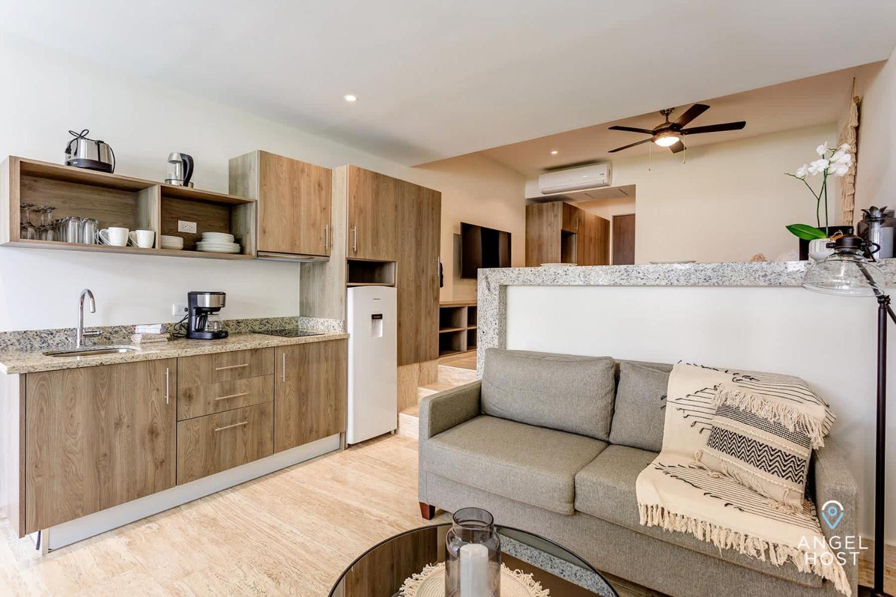 Chic Studio with Roof Pool & Gym Near 5th & Beach