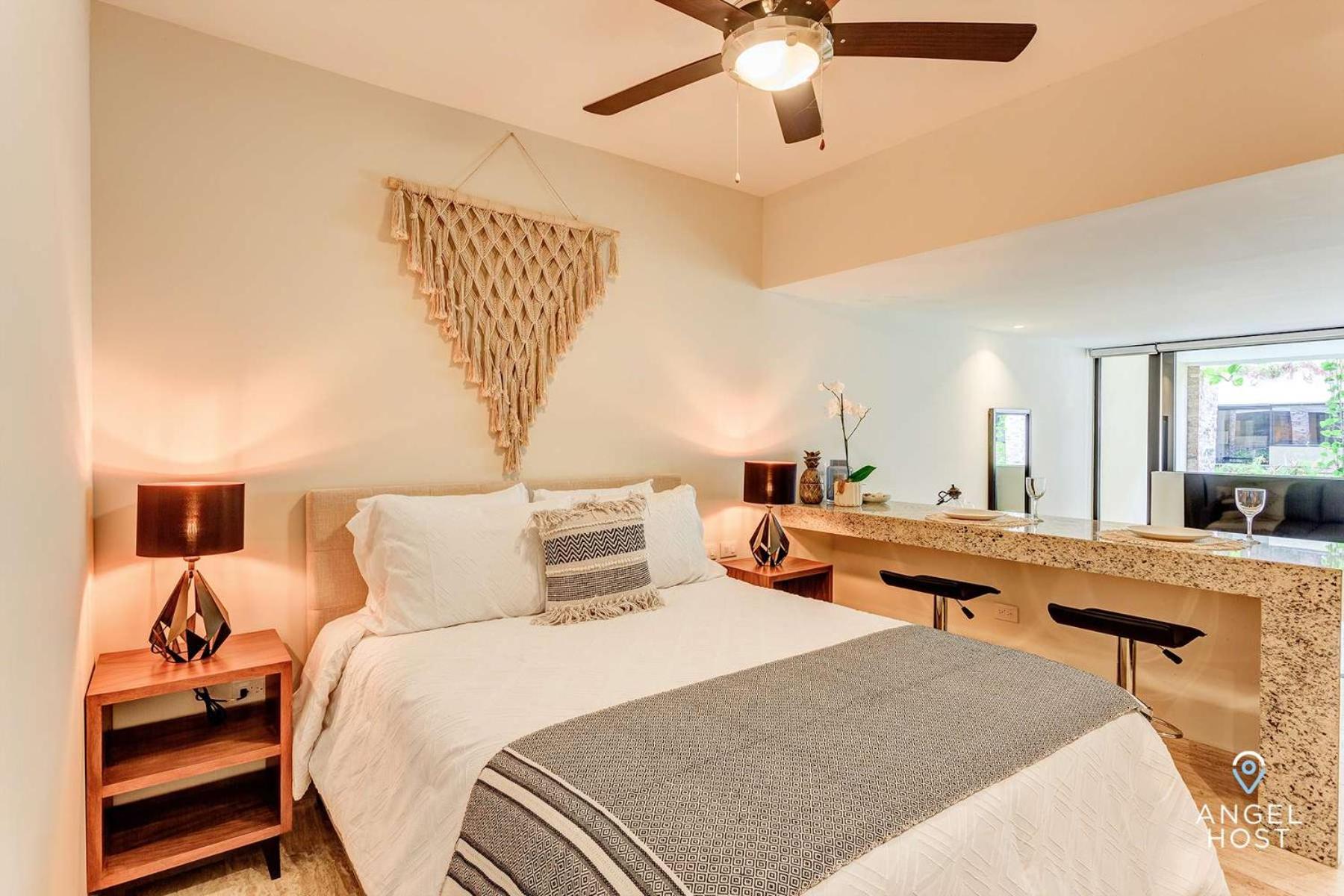 Chic Studio with Roof Pool & Gym Near 5th & Beach