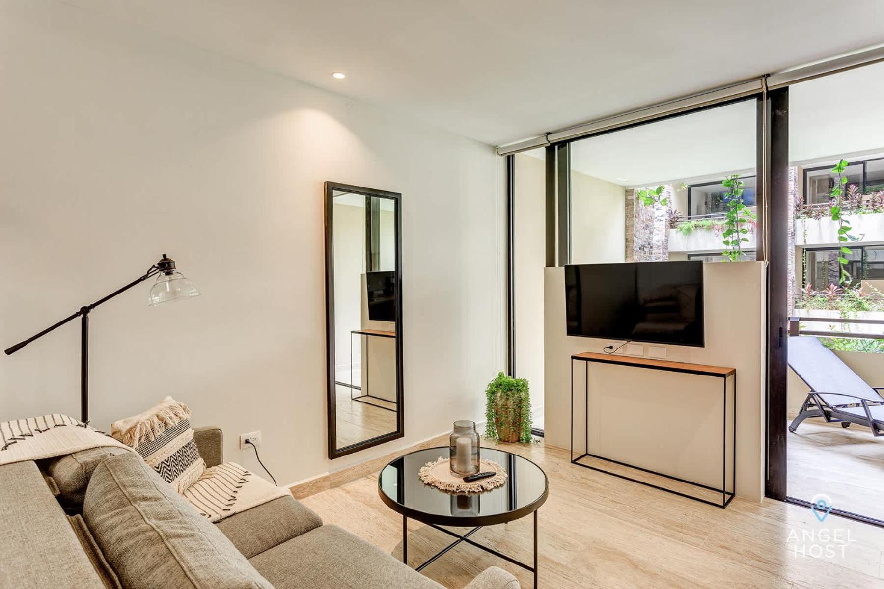 Chic Studio with Roof Pool & Gym Near 5th & Beach