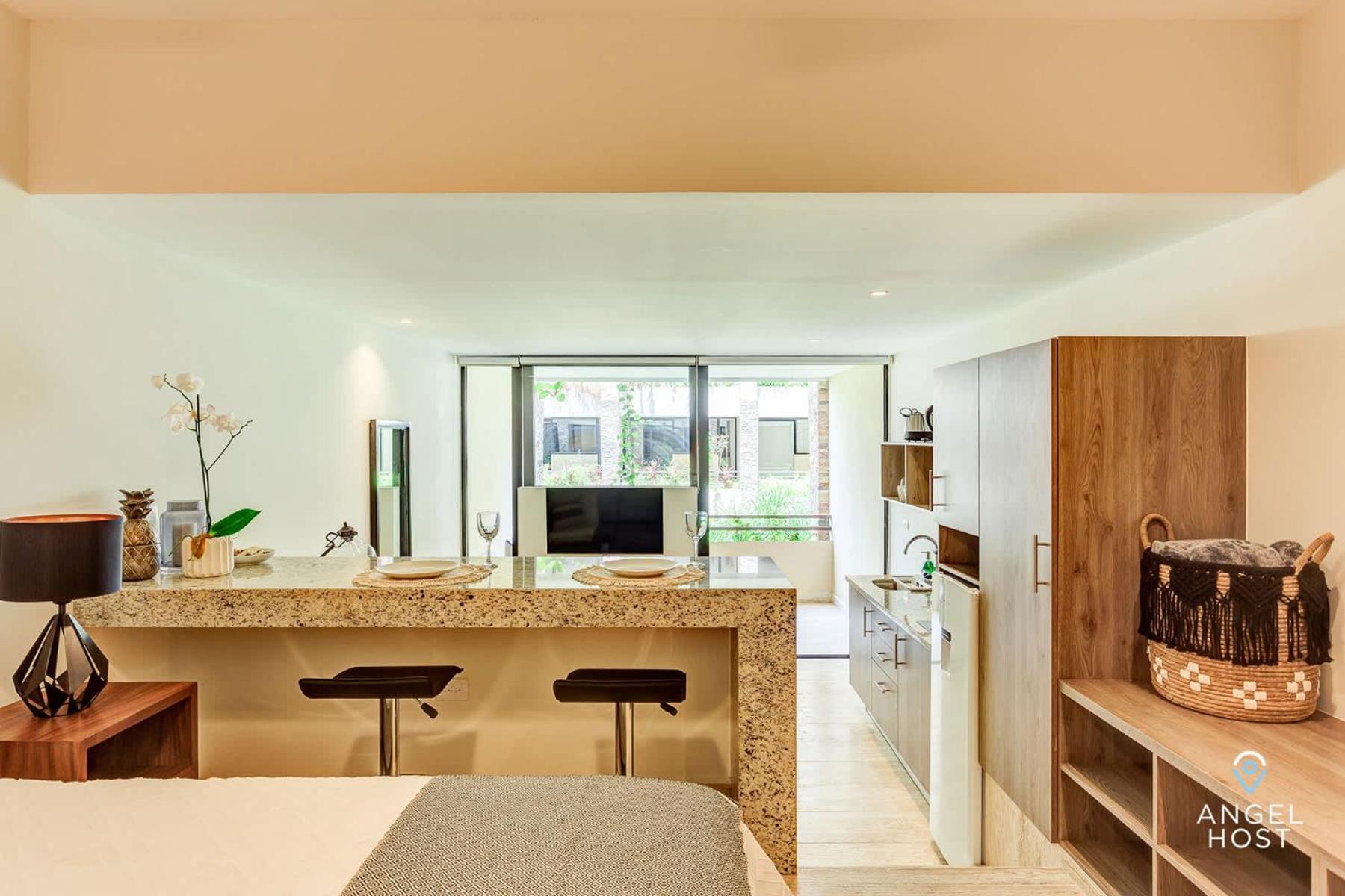 Chic Studio with Roof Pool & Gym Near 5th & Beach