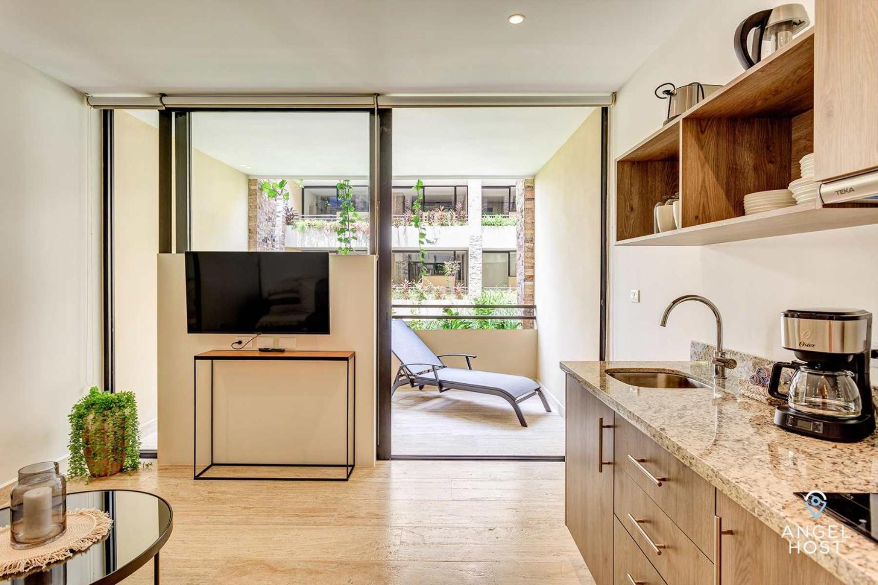 Chic Studio with Roof Pool & Gym Near 5th & Beach