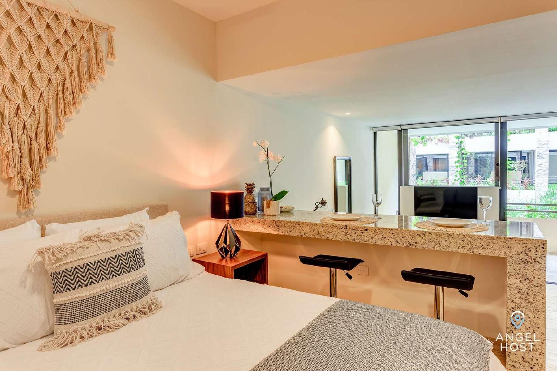 Chic Studio with Roof Pool & Gym Near 5th & Beach