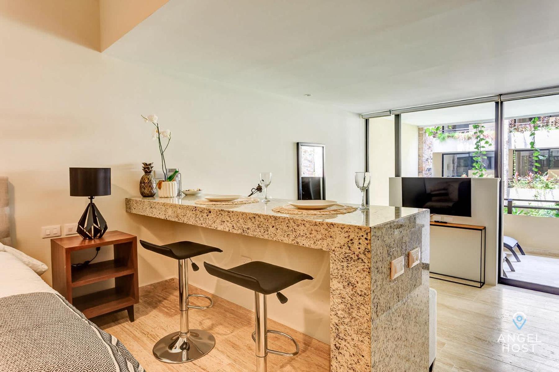 Chic Studio with Roof Pool & Gym Near 5th & Beach