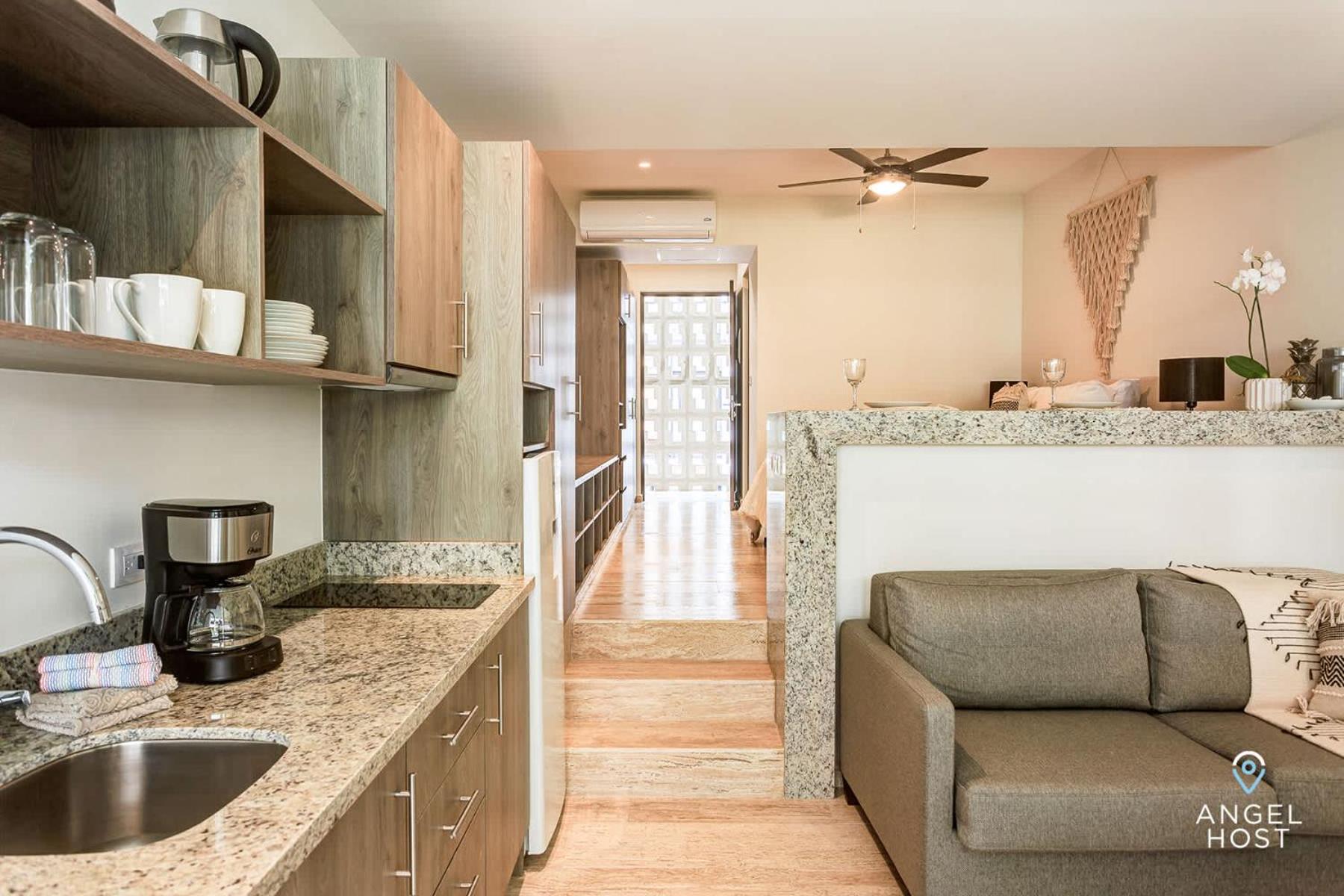 Chic Studio with Roof Pool & Gym Near 5th & Beach