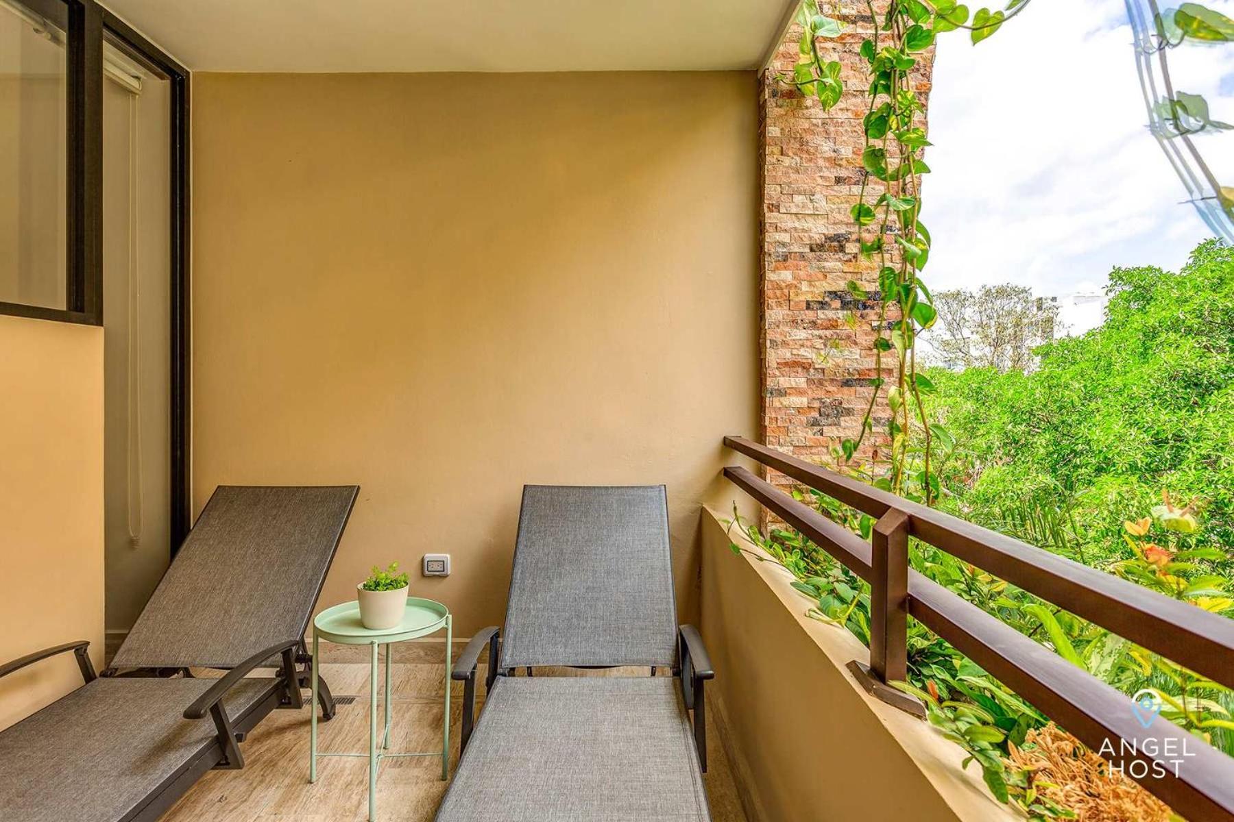 Chic Studio with Roof Pool & Gym Near 5th & Beach