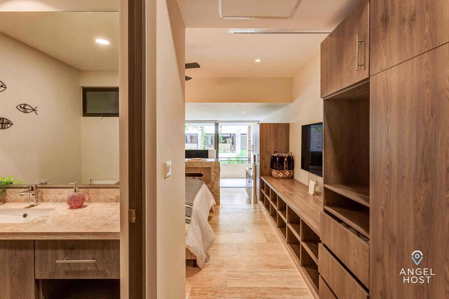 Chic Studio with Roof Pool & Gym Near 5th & Beach