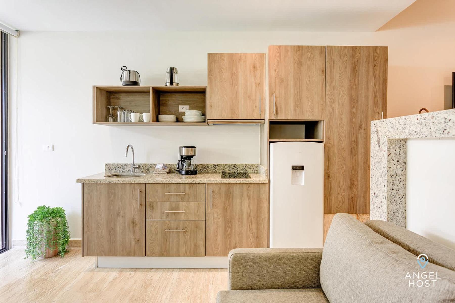 Chic Studio with Roof Pool & Gym Near 5th & Beach