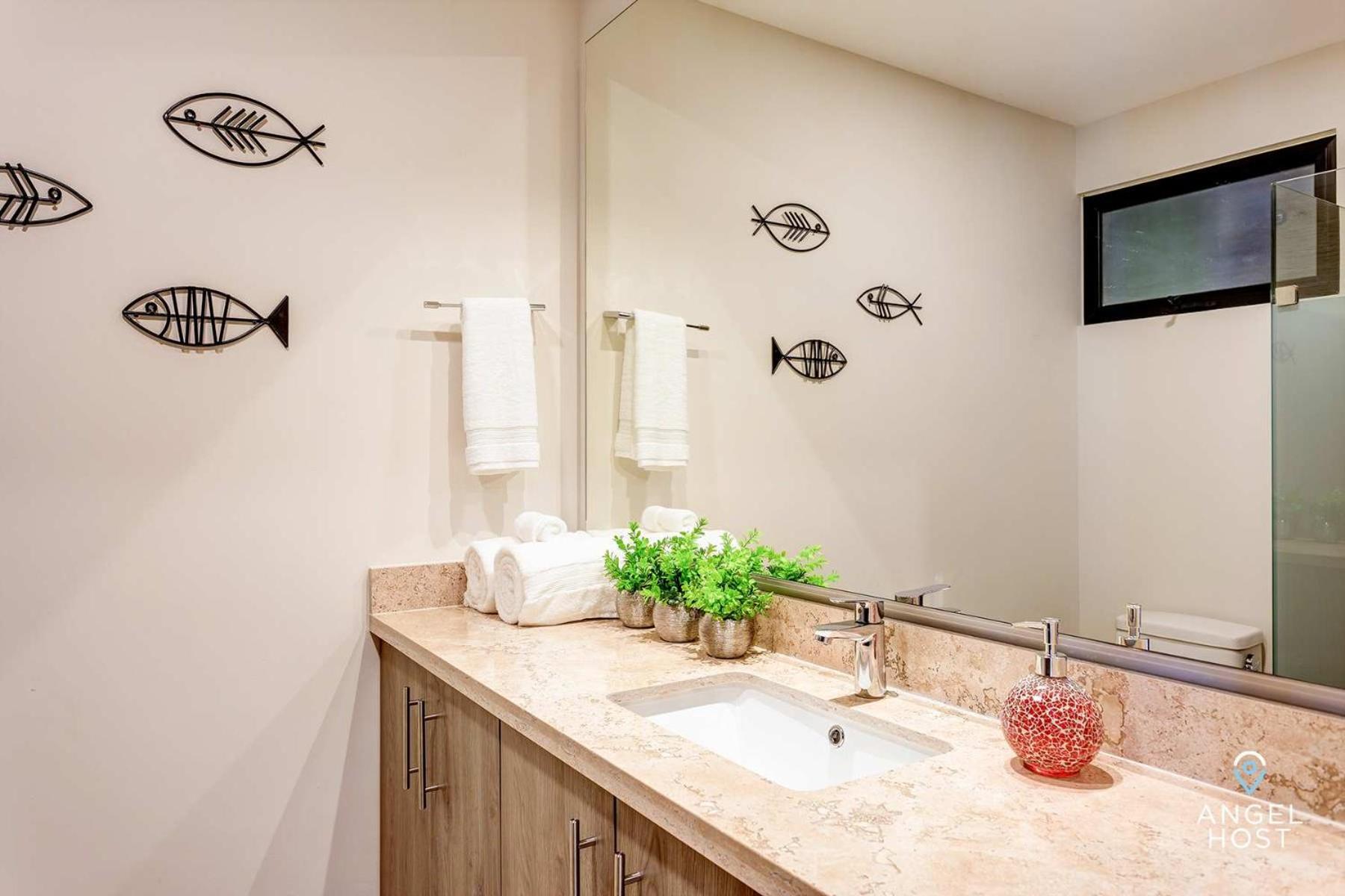 Chic Studio with Roof Pool & Gym Near 5th & Beach