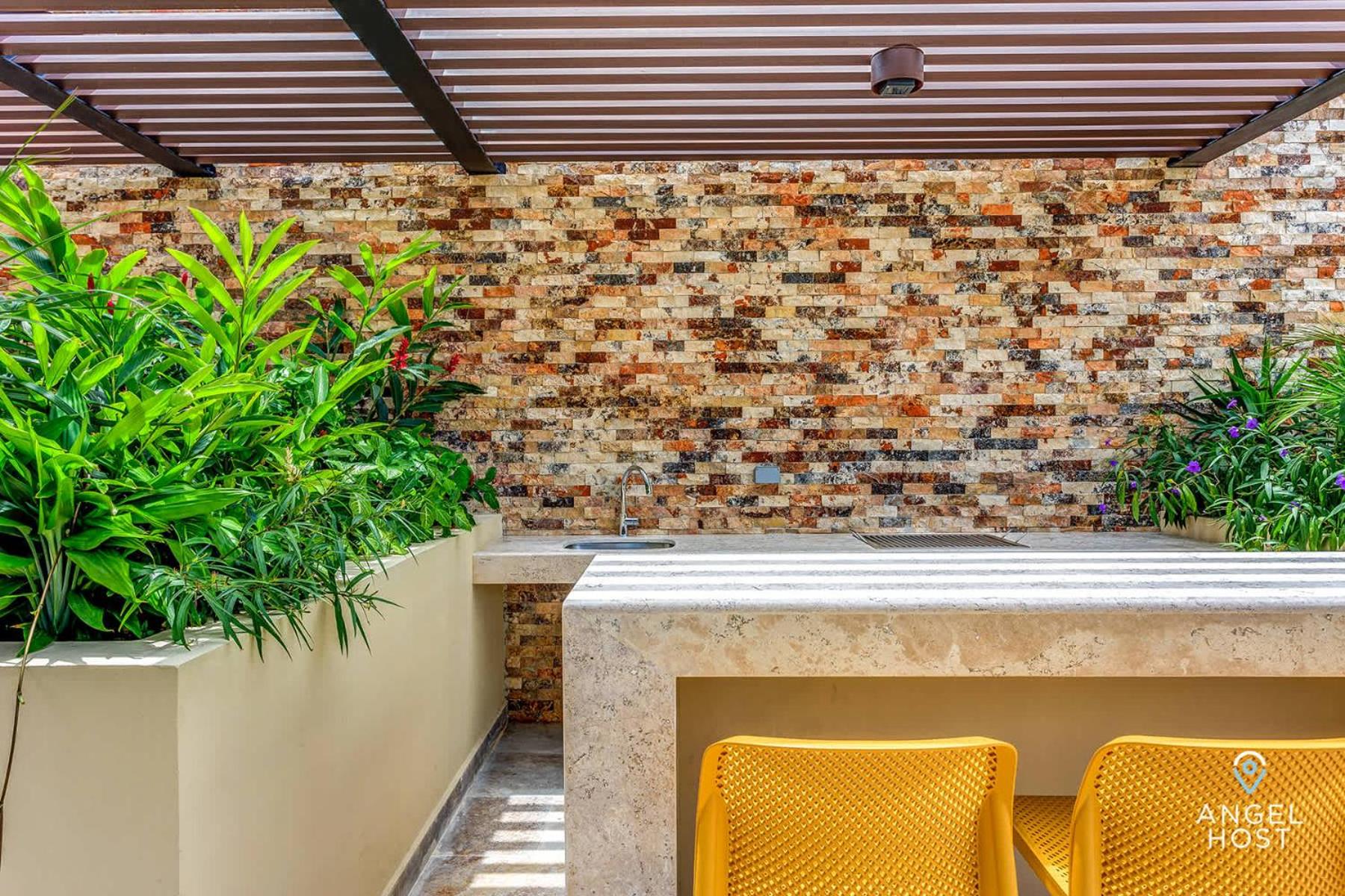 Chic Studio with Roof Pool & Gym Near 5th & Beach