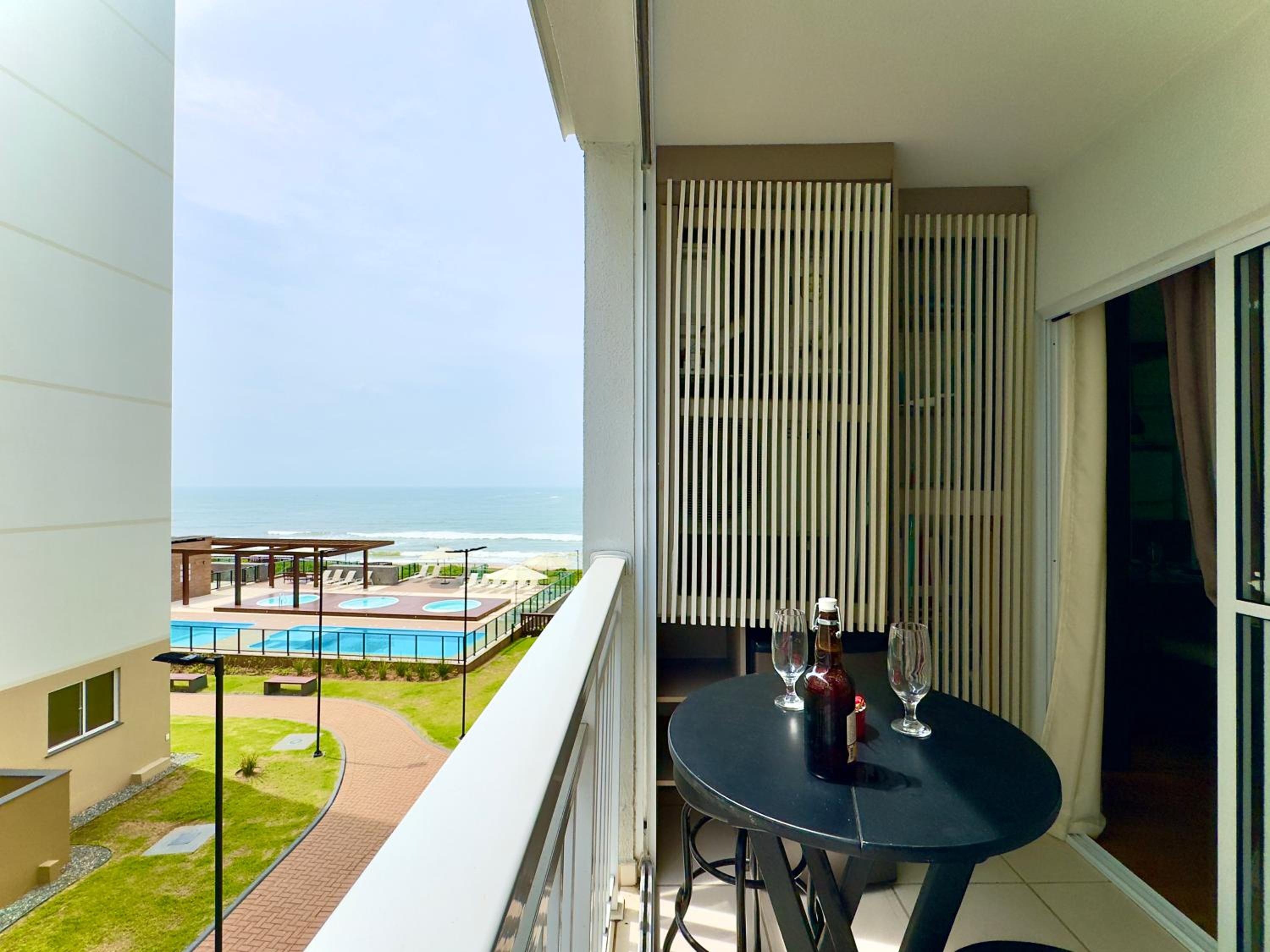 Apto em Condominio Frente Mar com Piscinas Spa Sala de Jogos Quadra de Futebol e Espaco Kids Ideal para Familias