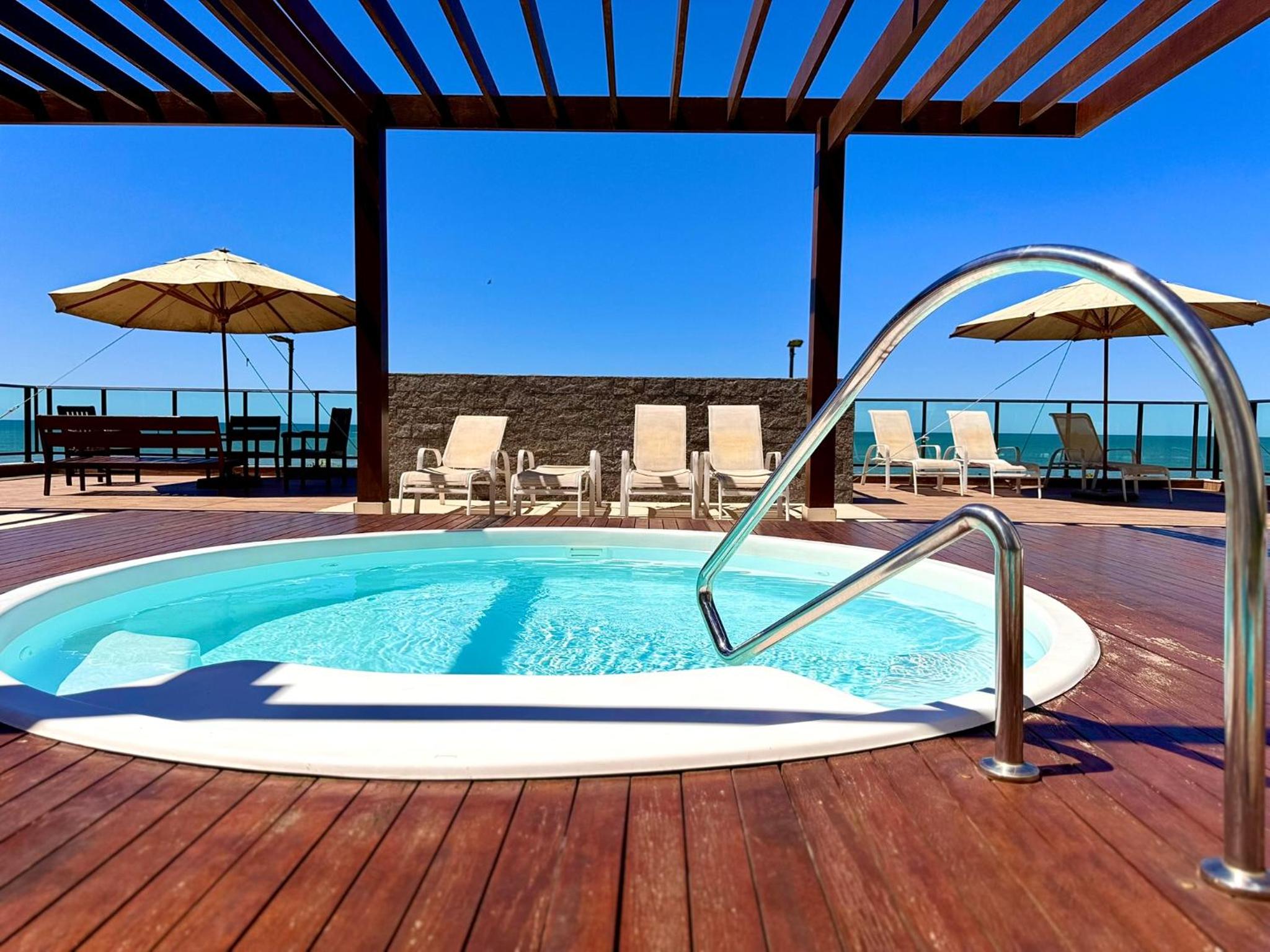 Apto em Condominio Frente Mar com Piscinas Spa Sala de Jogos Quadra de Futebol e Espaco Kids Ideal para Familias