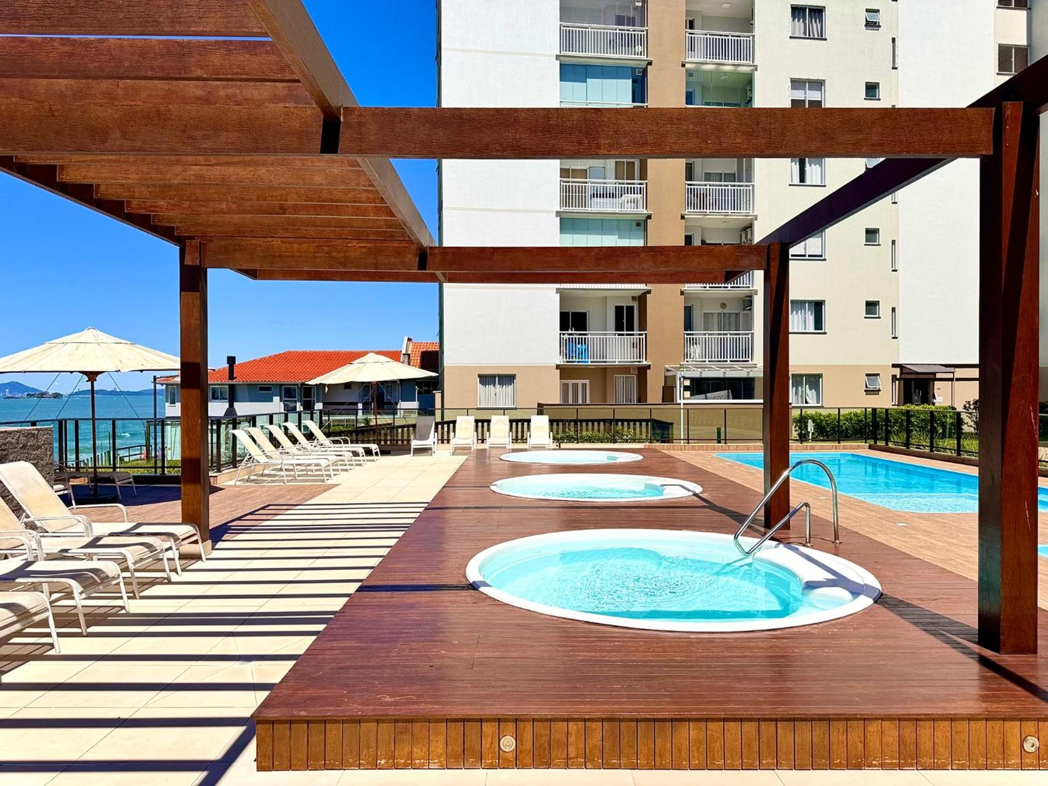 Apto em Condominio Frente Mar com Piscinas Spa Sala de Jogos Quadra de Futebol e Espaco Kids Ideal para Familias
